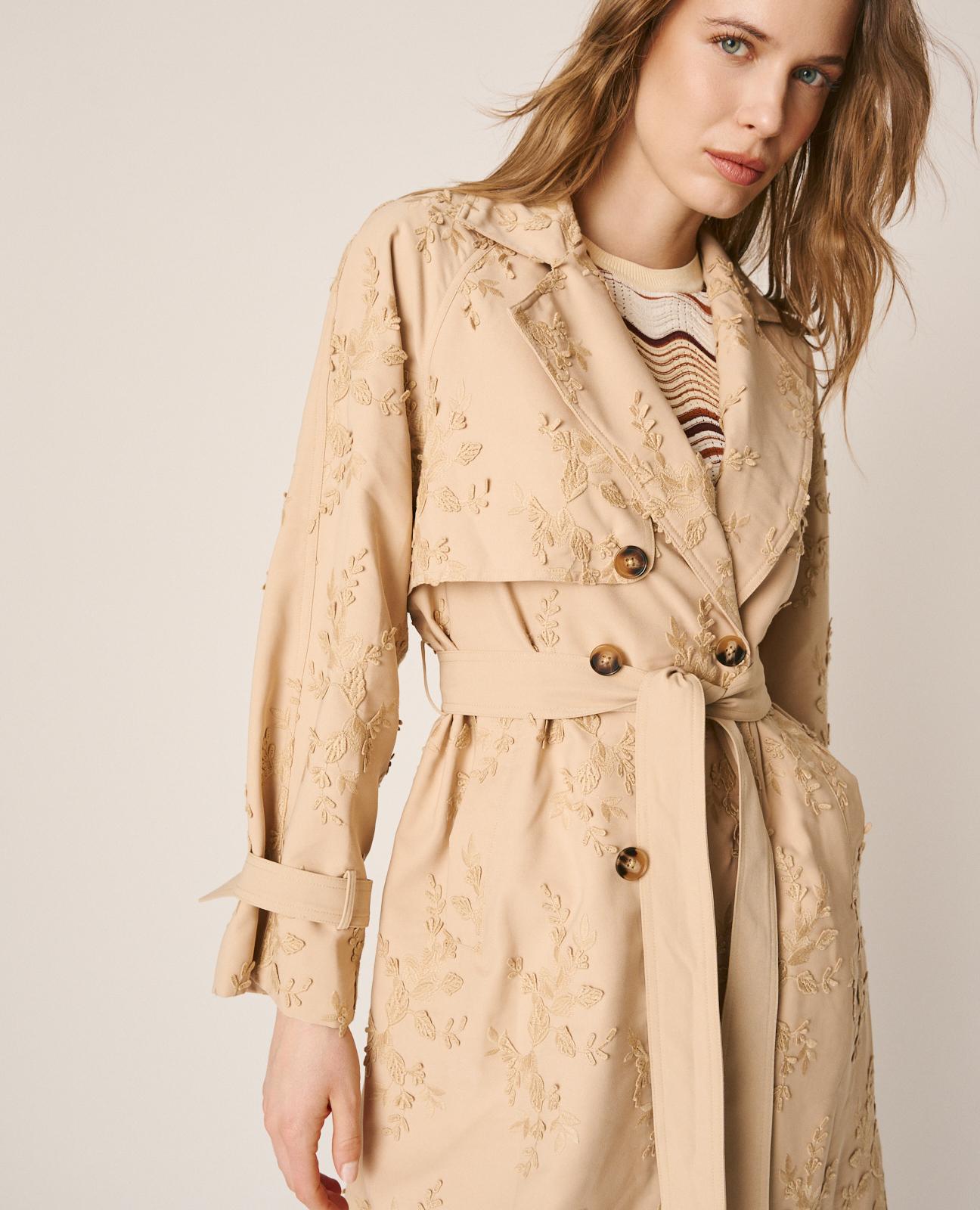 Gabardina com Bordado Floral com Cinto e Bolsos Laterais Bege-2
