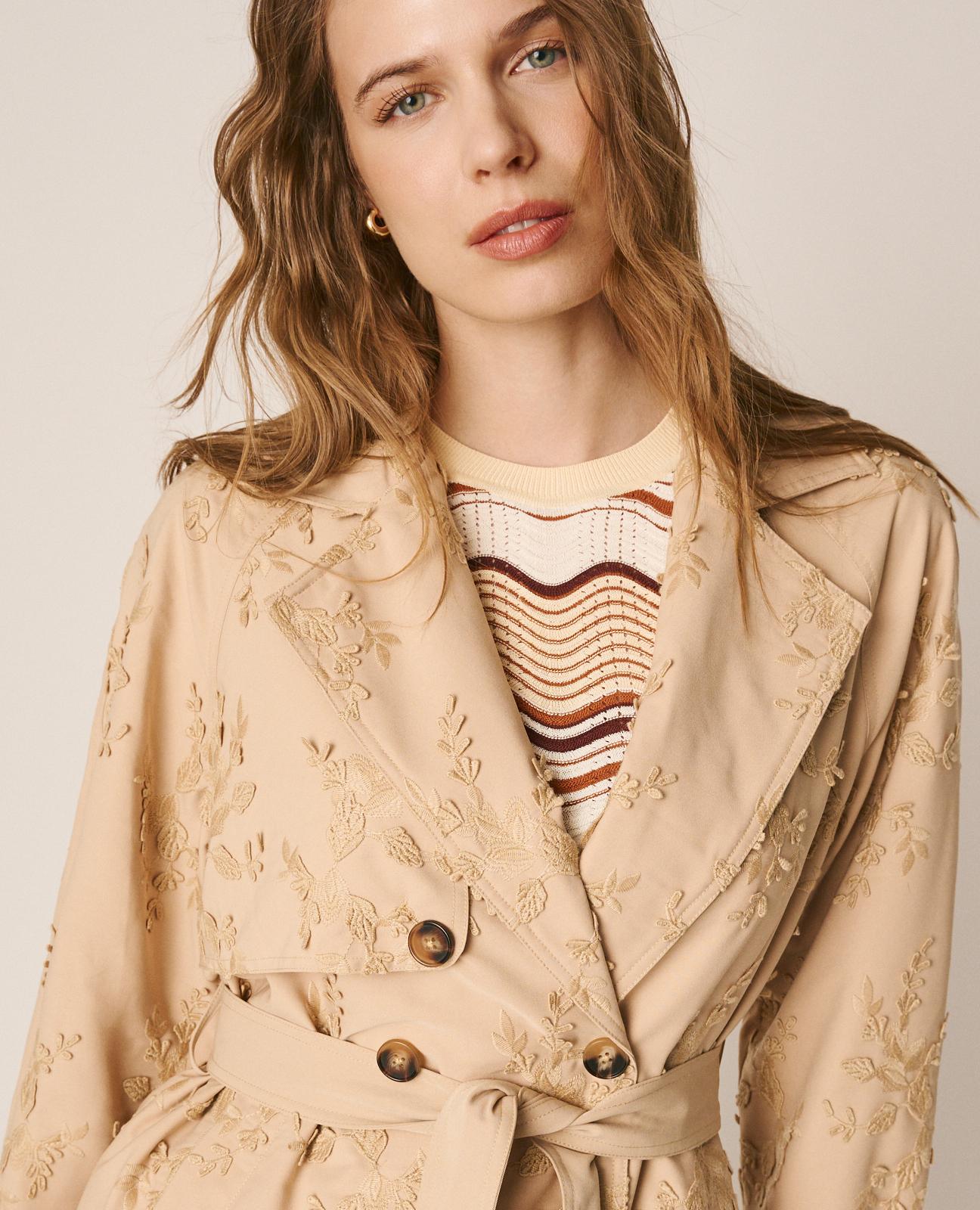 Gabardina com Bordado Floral com Cinto e Bolsos Laterais Bege-5