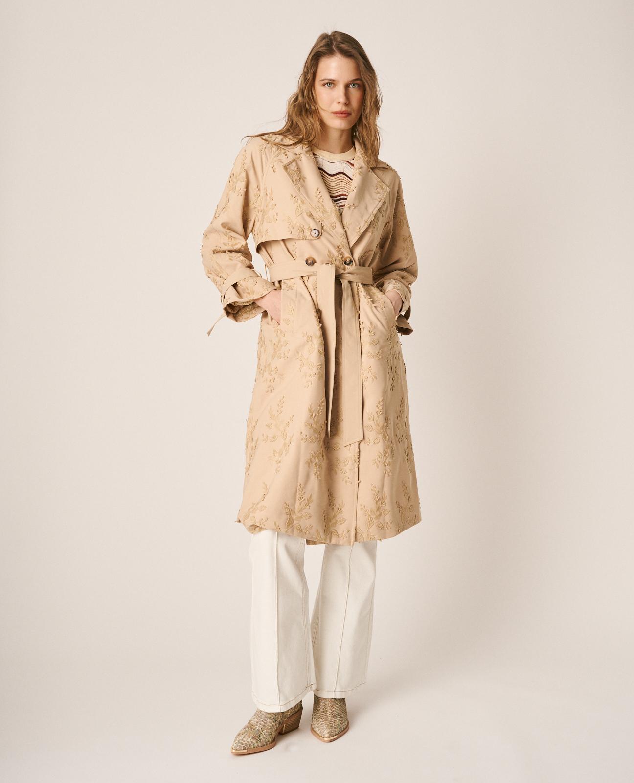 Gabardina com Bordado Floral com Cinto e Bolsos Laterais Bege-4