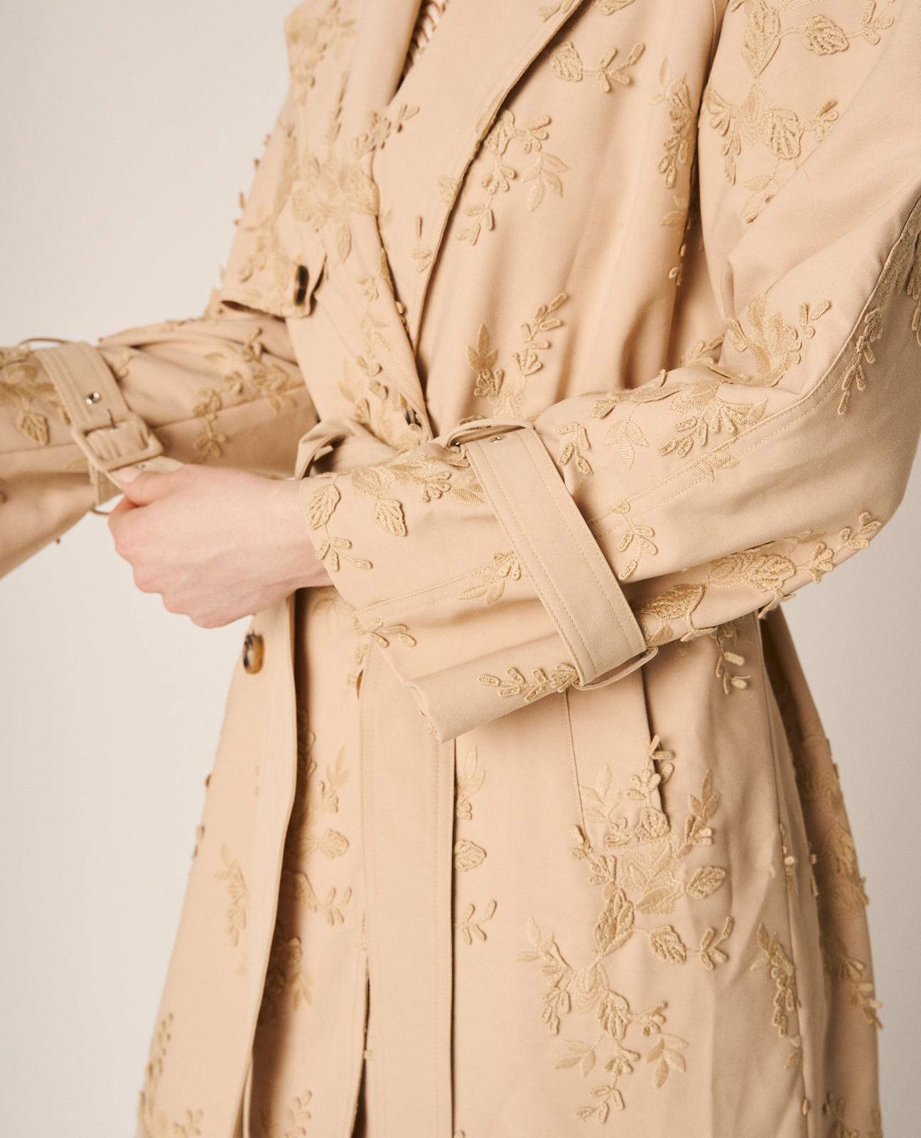 Gabardina com Bordado Floral com Cinto e Bolsos Laterais Bege-6