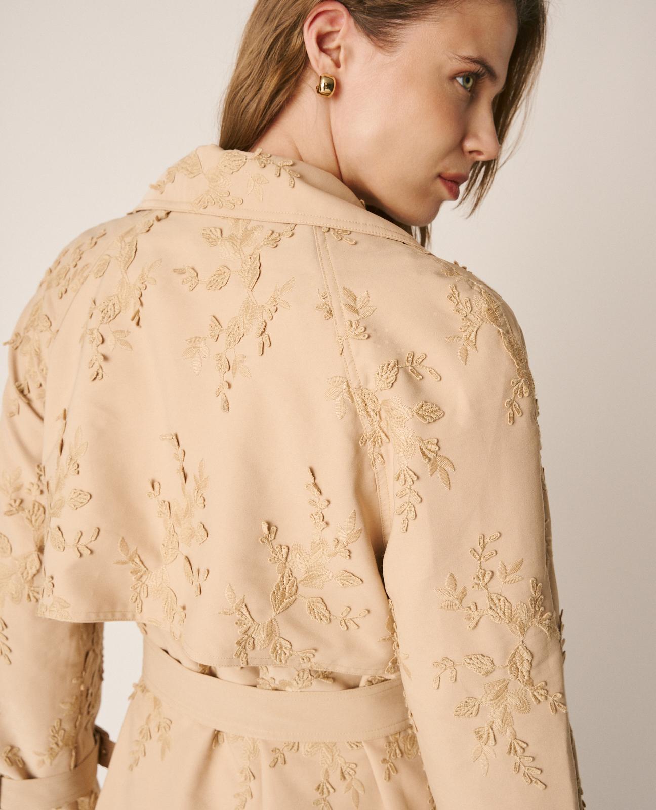 Gabardina com Bordado Floral com Cinto e Bolsos Laterais Bege-7