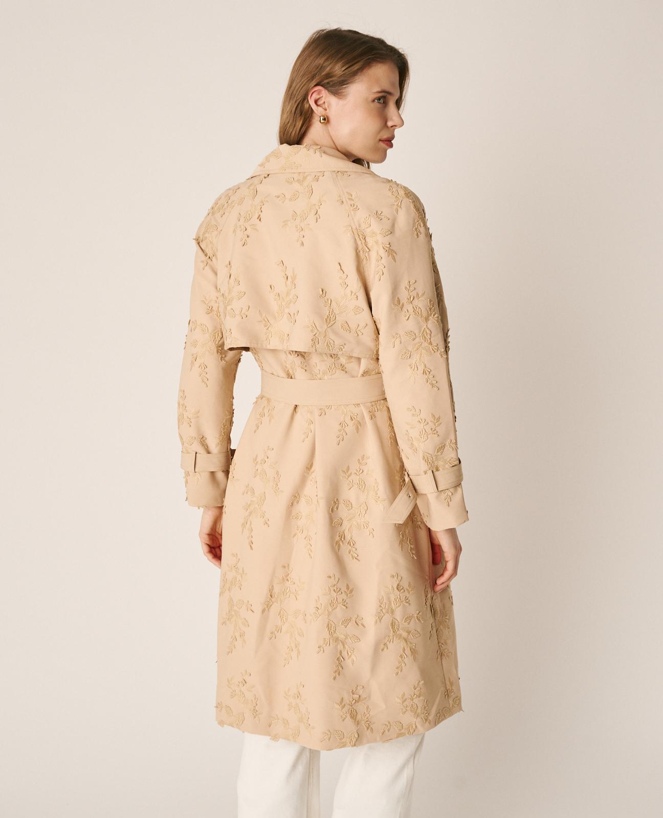 Gabardina com Bordado Floral com Cinto e Bolsos Laterais Bege-8