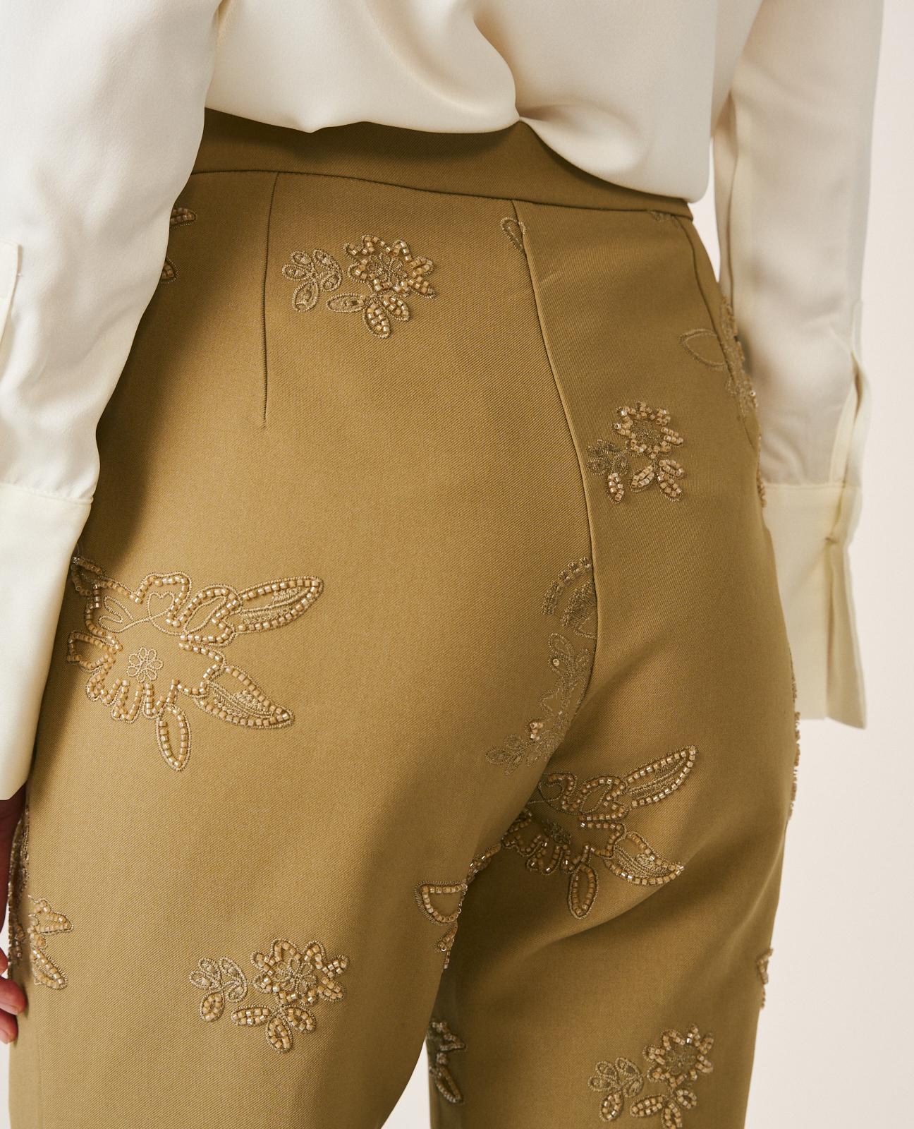 Calças Retas Compridas Confecionadas em Crepe com Bordado Floral Camel-5
