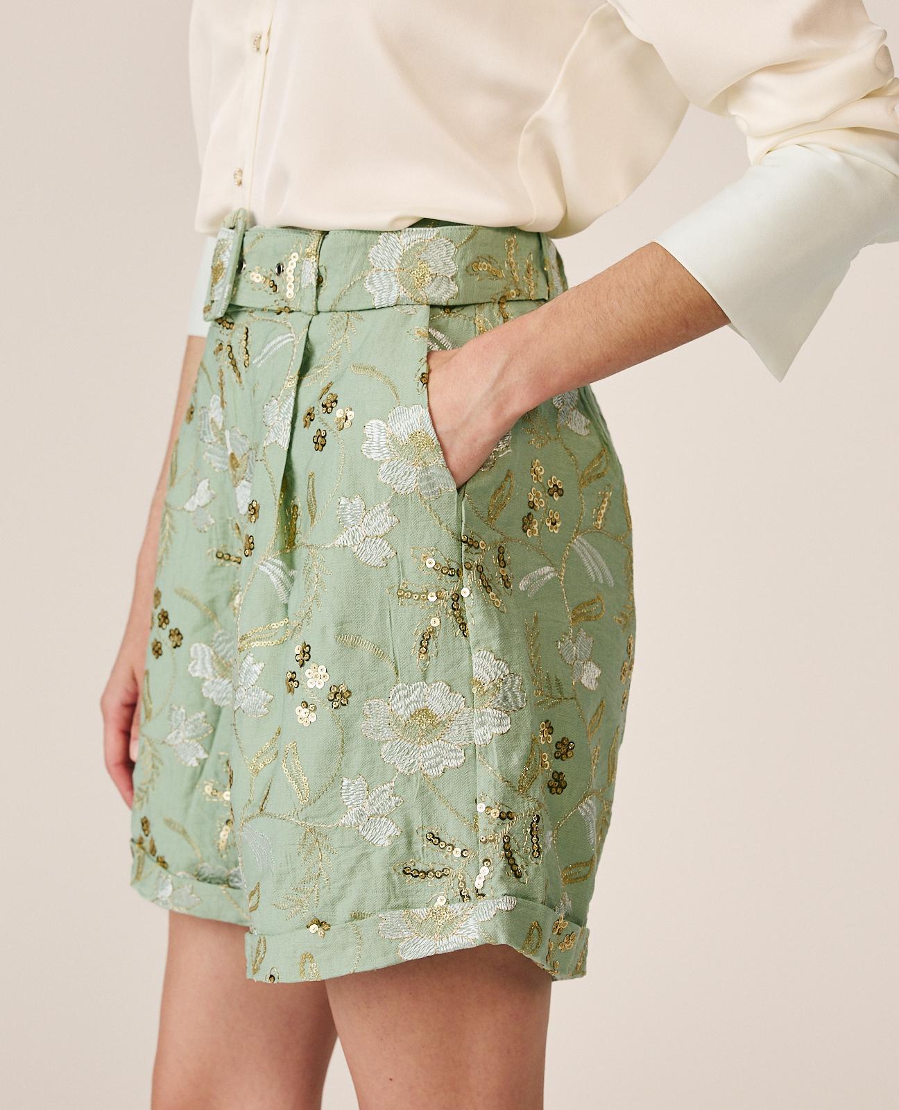 Bermudas de Pinças com Bordados Florais de Cintura Subida e Bolsos Laterais Verde-4