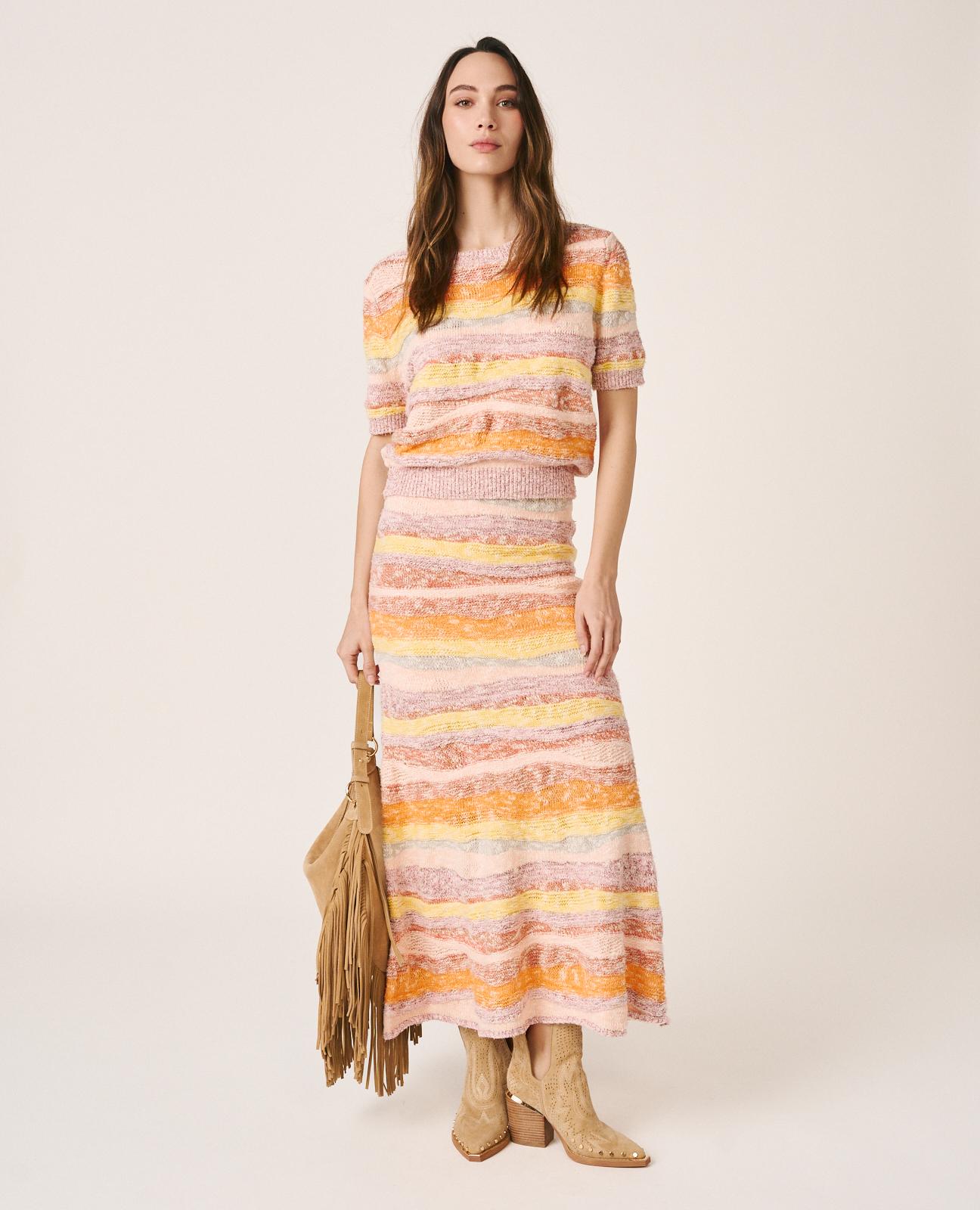 Imagem 0 de Saia Midi de Malha Corte Sereia Confecionada com Combinação de Fios em Diferentes Tons