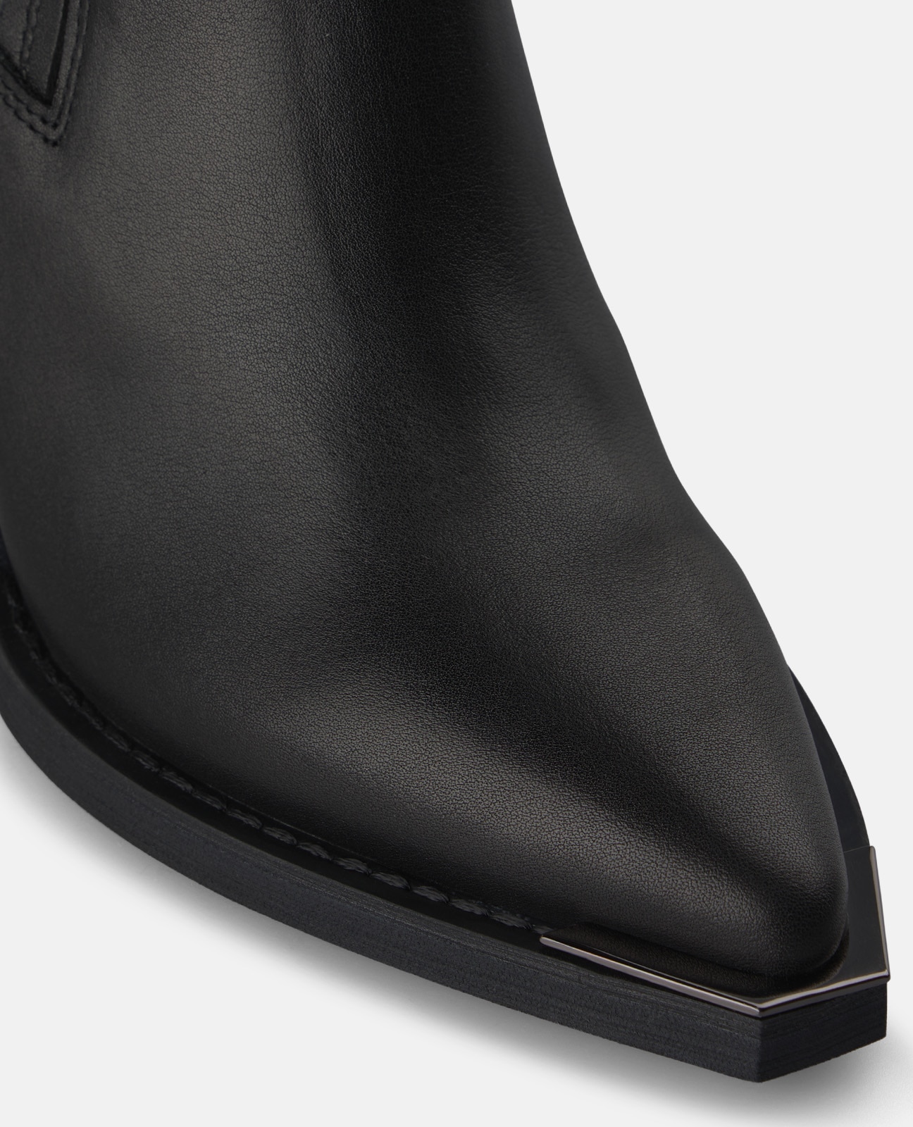 Botins Chelsea em Napa com Acabamento em Biqueira Preto-4