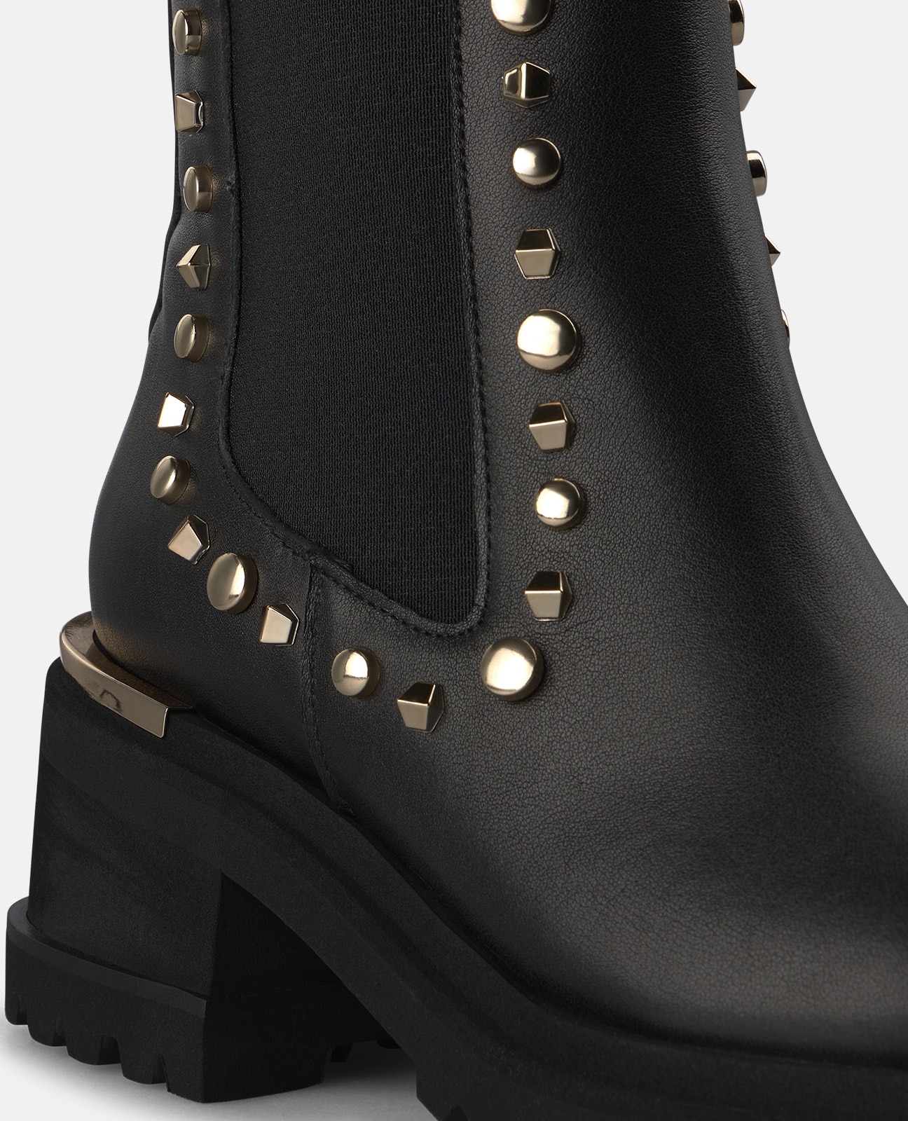 Botins Chelsea em Napa com Tachas Metálicas Preto-4