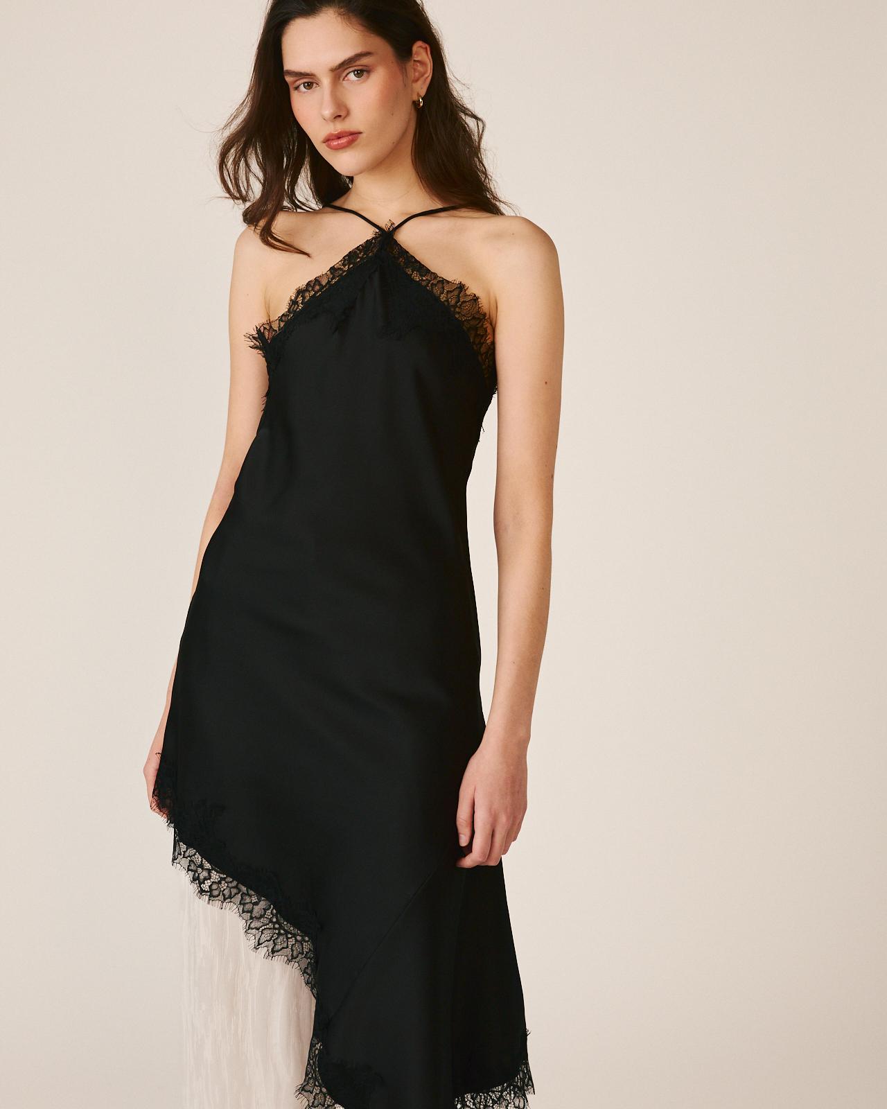 Imagem 0 de Vestido Curto Interior Confecionado em Cetim com Decote Halter e Bainha Assimétrica com Acabamentos em Renda