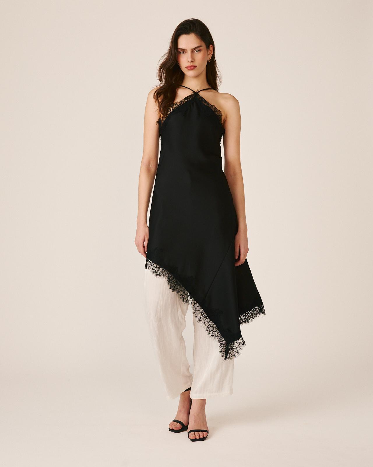 Vestido Curto Interior Confecionado em Cetim com Decote Halter e Bainha Assimétrica com Acabamentos em Renda Preto-2