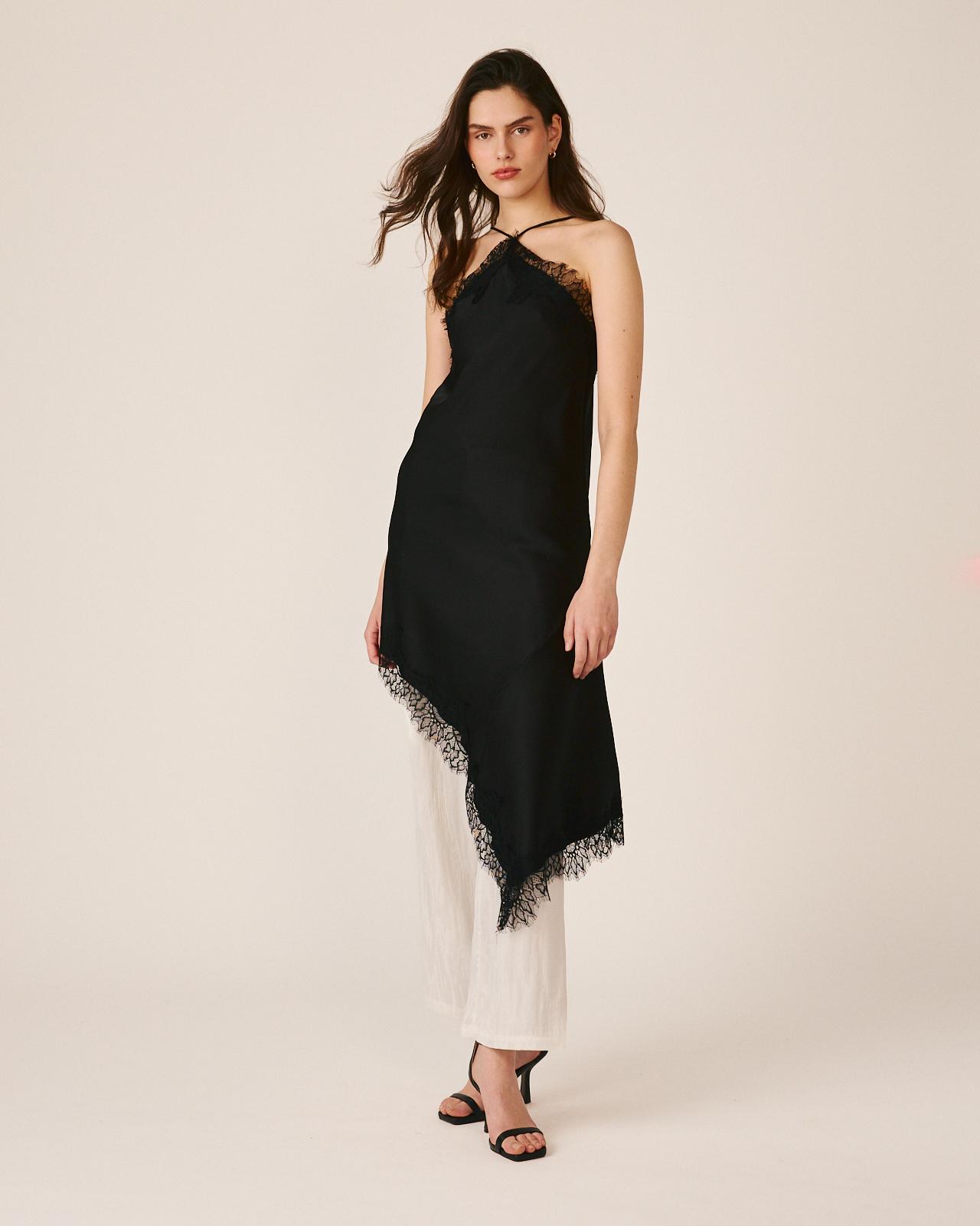 Vestido Curto Interior Confecionado em Cetim com Decote Halter e Bainha Assimétrica com Acabamentos em Renda Preto-4
