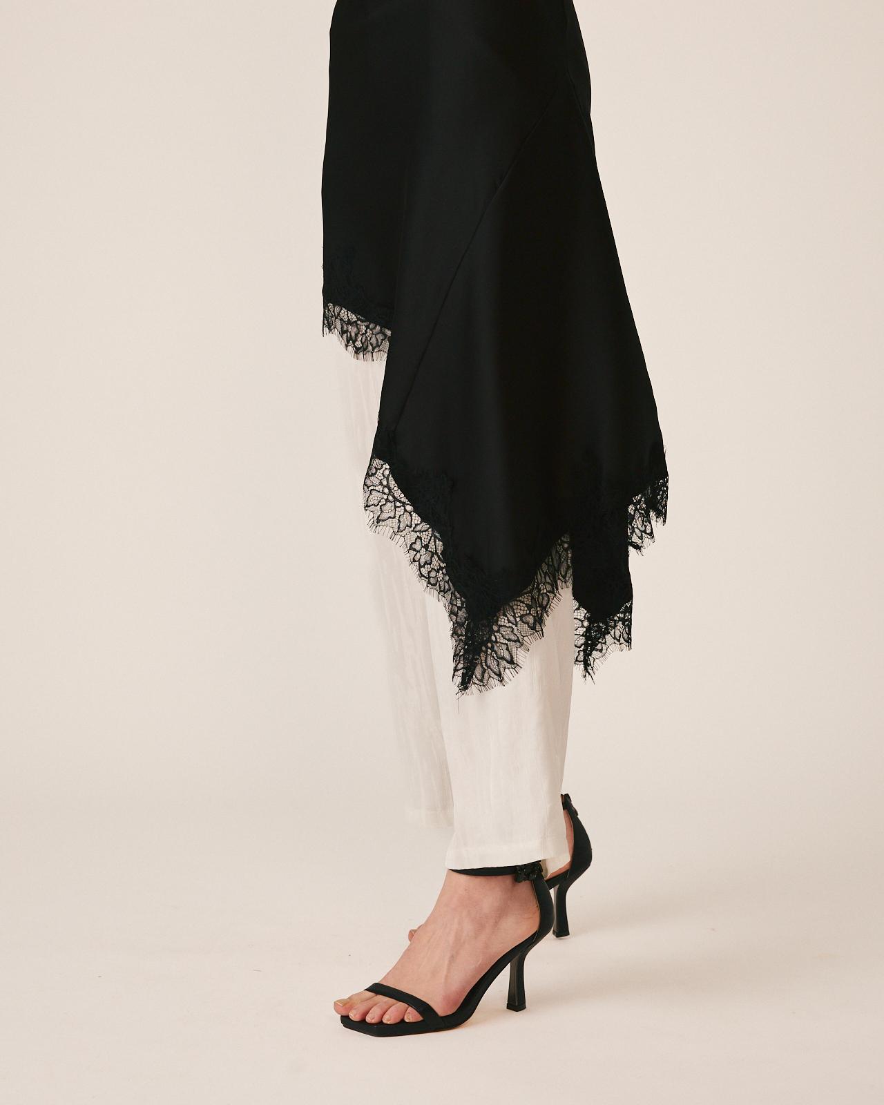 Vestido Curto Interior Confecionado em Cetim com Decote Halter e Bainha Assimétrica com Acabamentos em Renda Preto-8