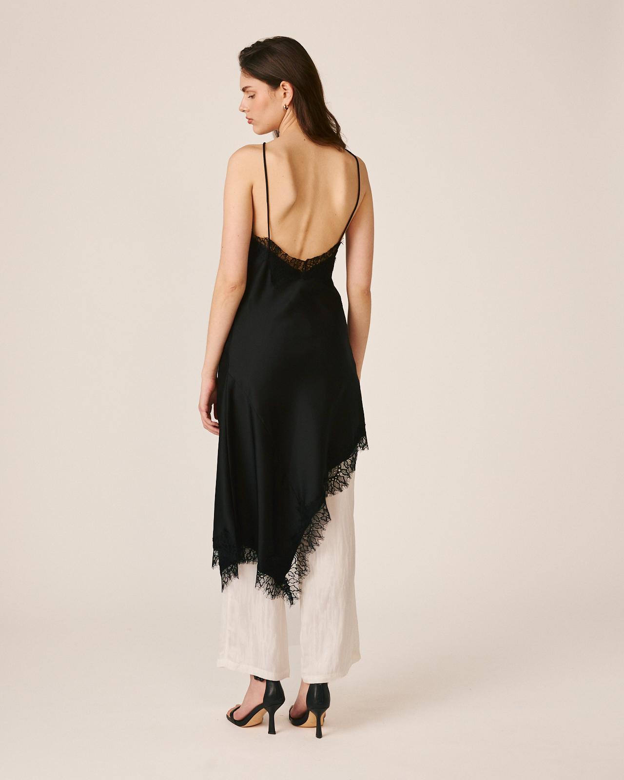 Vestido Curto Interior Confecionado em Cetim com Decote Halter e Bainha Assimétrica com Acabamentos em Renda Preto-9