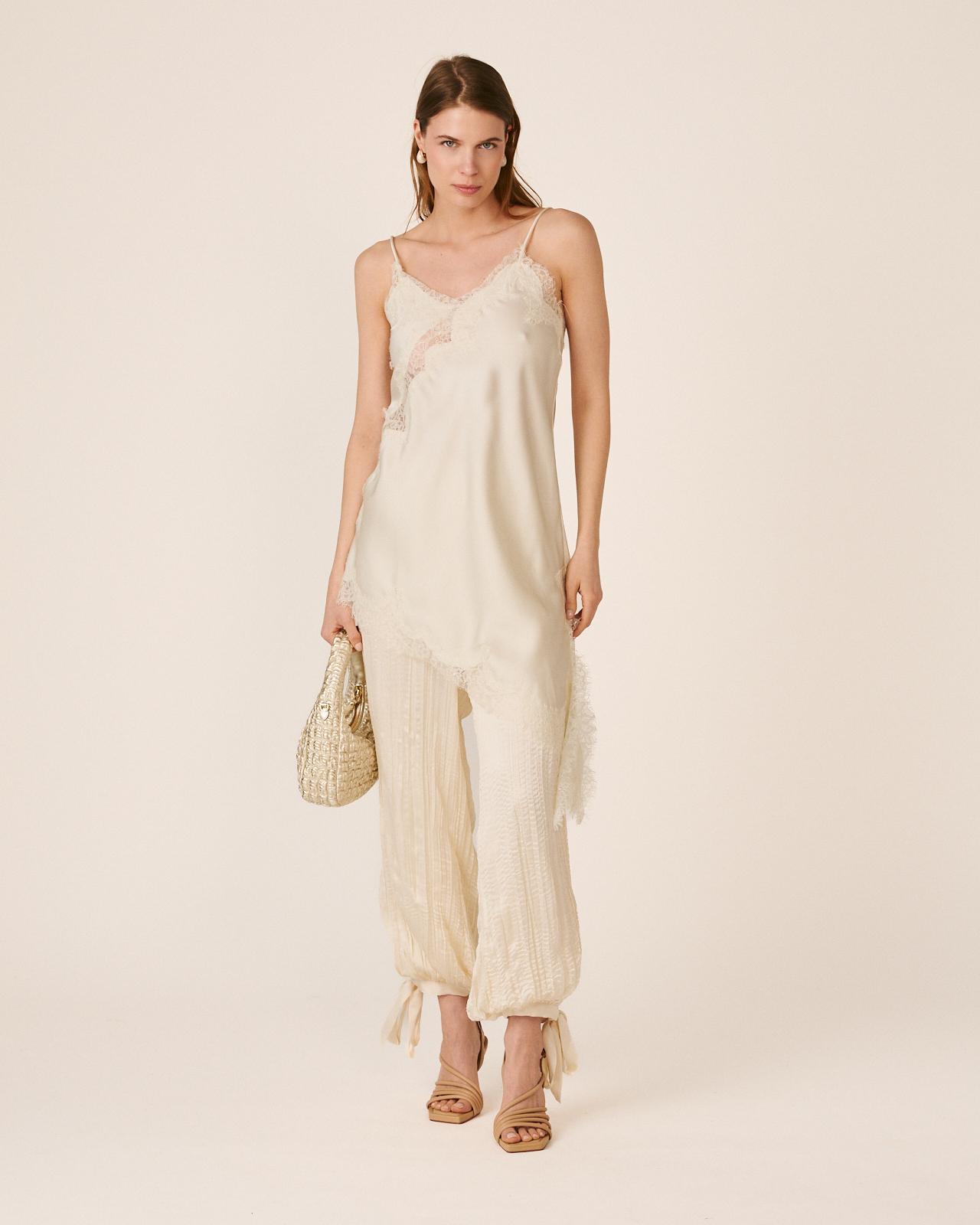 Vestido Curto Interior Confecionado em Cetim com Alças e Bainha Assimétrica com Acabamentos em Renda Branco-1