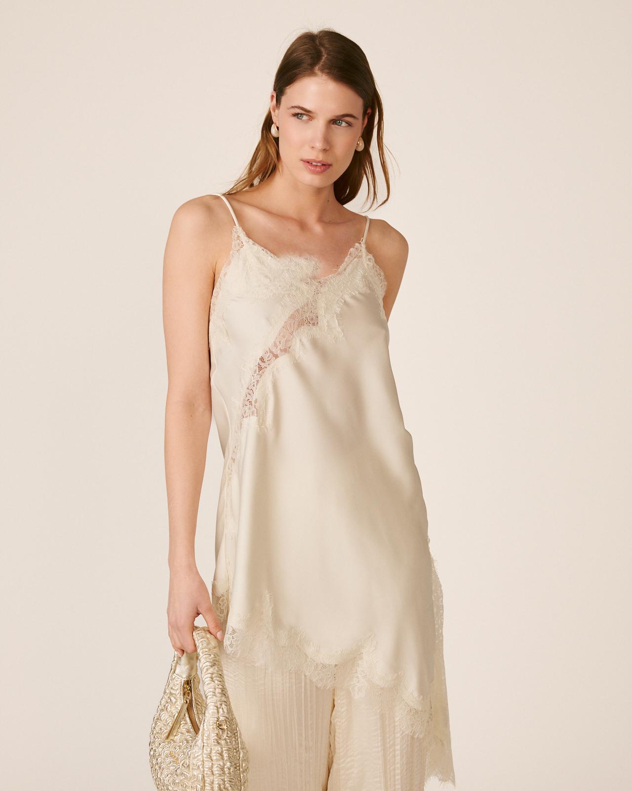 Vestido Curto Interior Confecionado em Cetim com Alças e Bainha Assimétrica com Acabamentos em Renda Branco-2