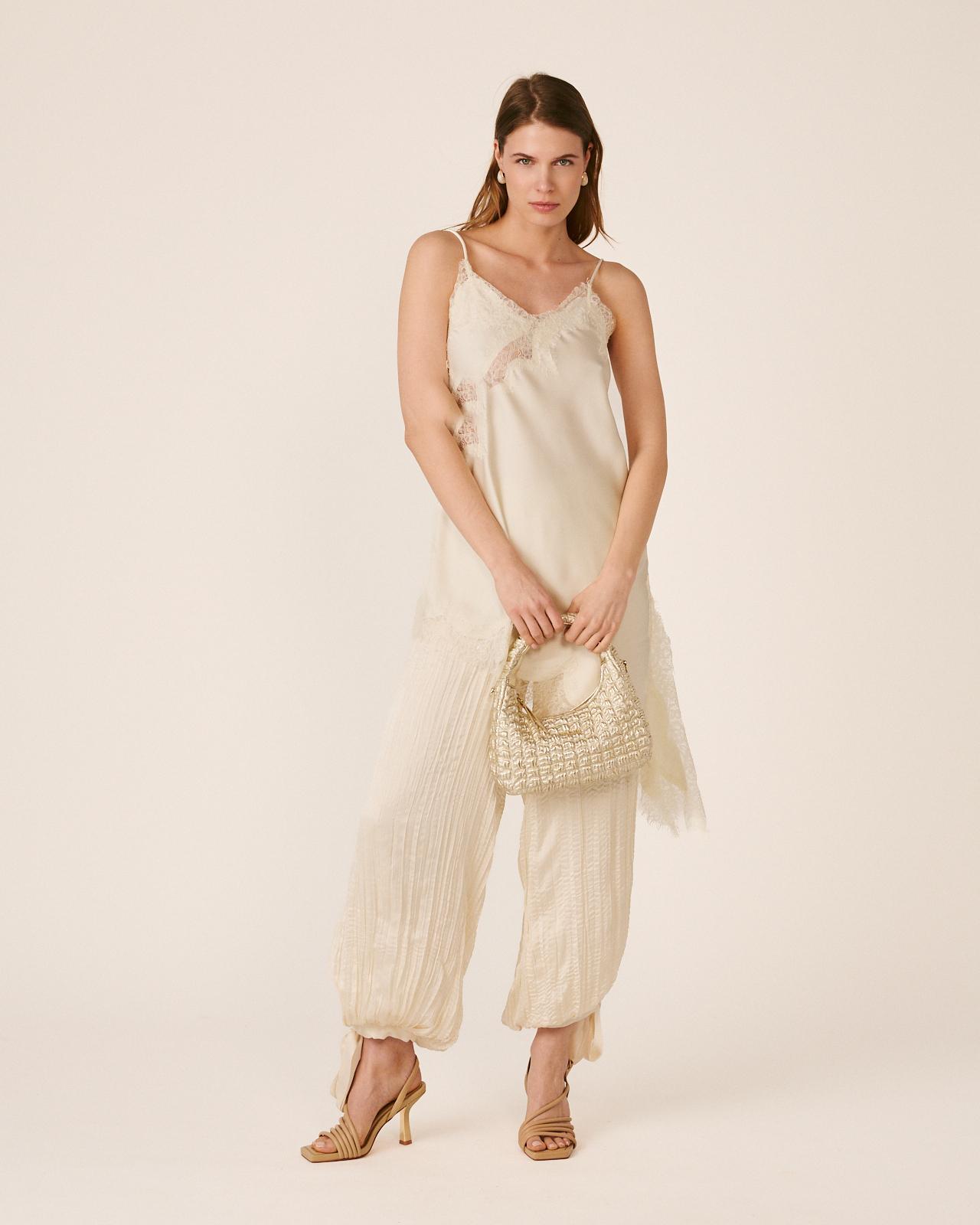 Vestido Curto Interior Confecionado em Cetim com Alças e Bainha Assimétrica com Acabamentos em Renda Branco-3