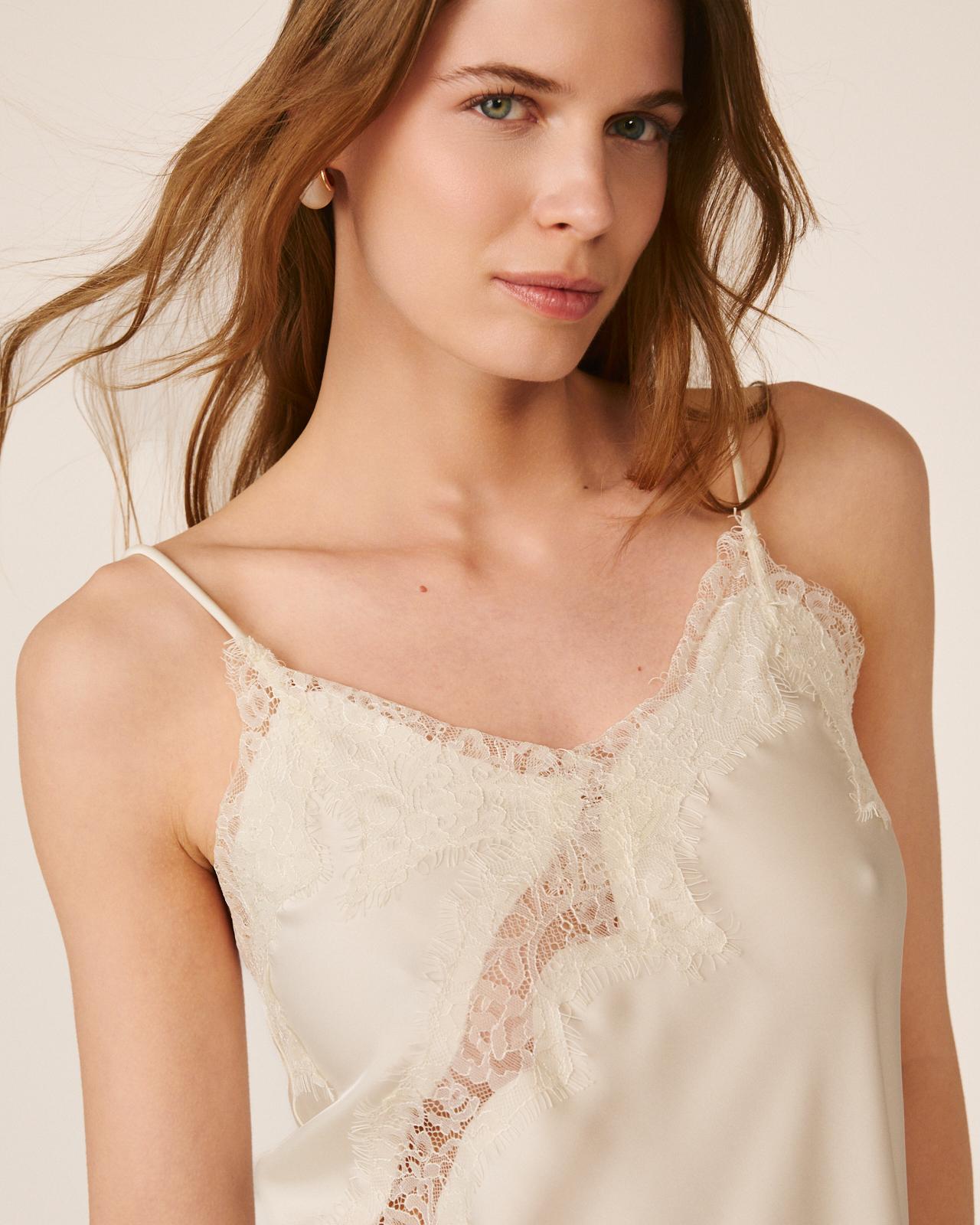 Vestido Curto Interior Confecionado em Cetim com Alças e Bainha Assimétrica com Acabamentos em Renda Branco-5