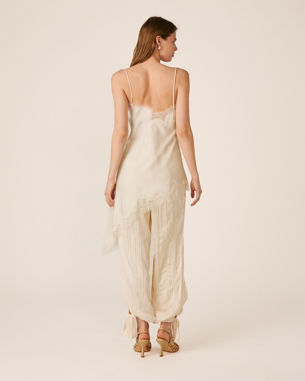 Vestido Curto Interior Confecionado em Cetim com Alças e Bainha Assimétrica com Acabamentos em Renda Branco-7