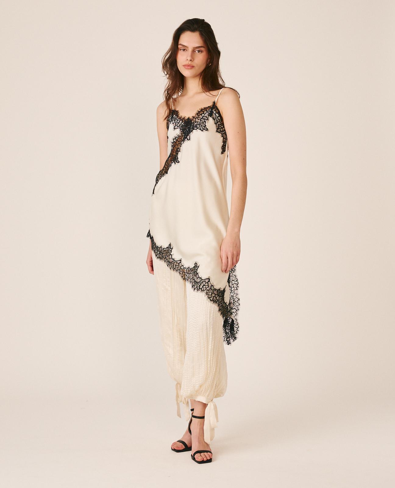 Imagem 0 de Vestido Curto Interior Confecionado em Cetim com Alças e Bainha Assimétrica com Acabamentos em Renda