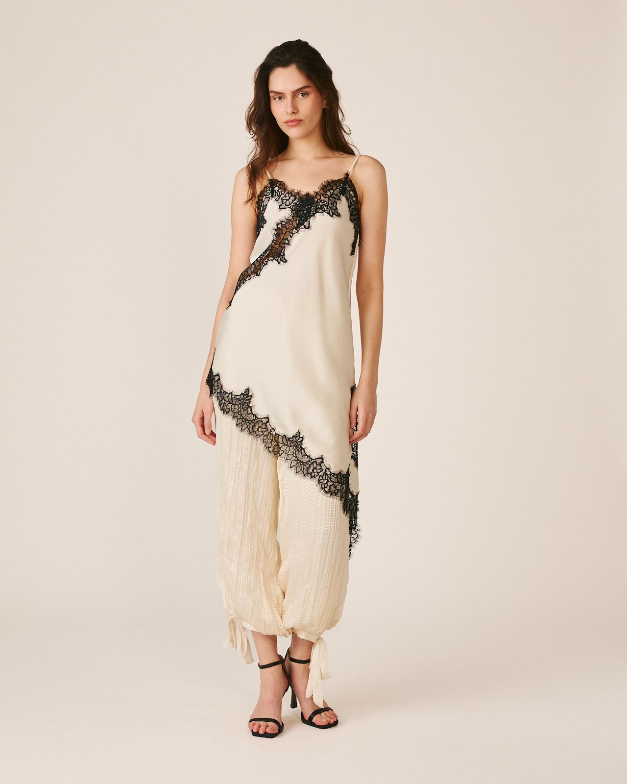 Imagem 0 de Vestido Curto Interior Confecionado em Cetim com Alças e Bainha Assimétrica com Acabamentos em Renda