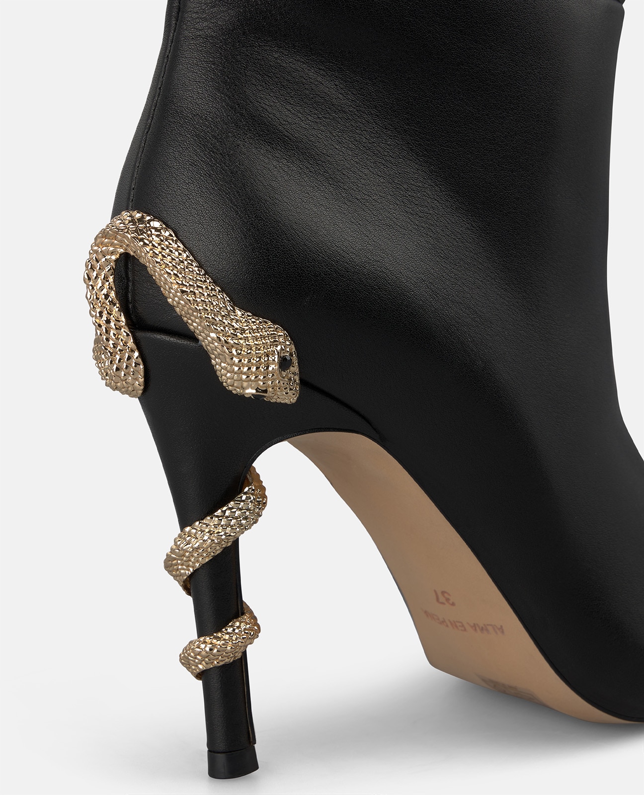 Botins Básicos em Napa com Serpente Metálica no Tacão Preto-4
