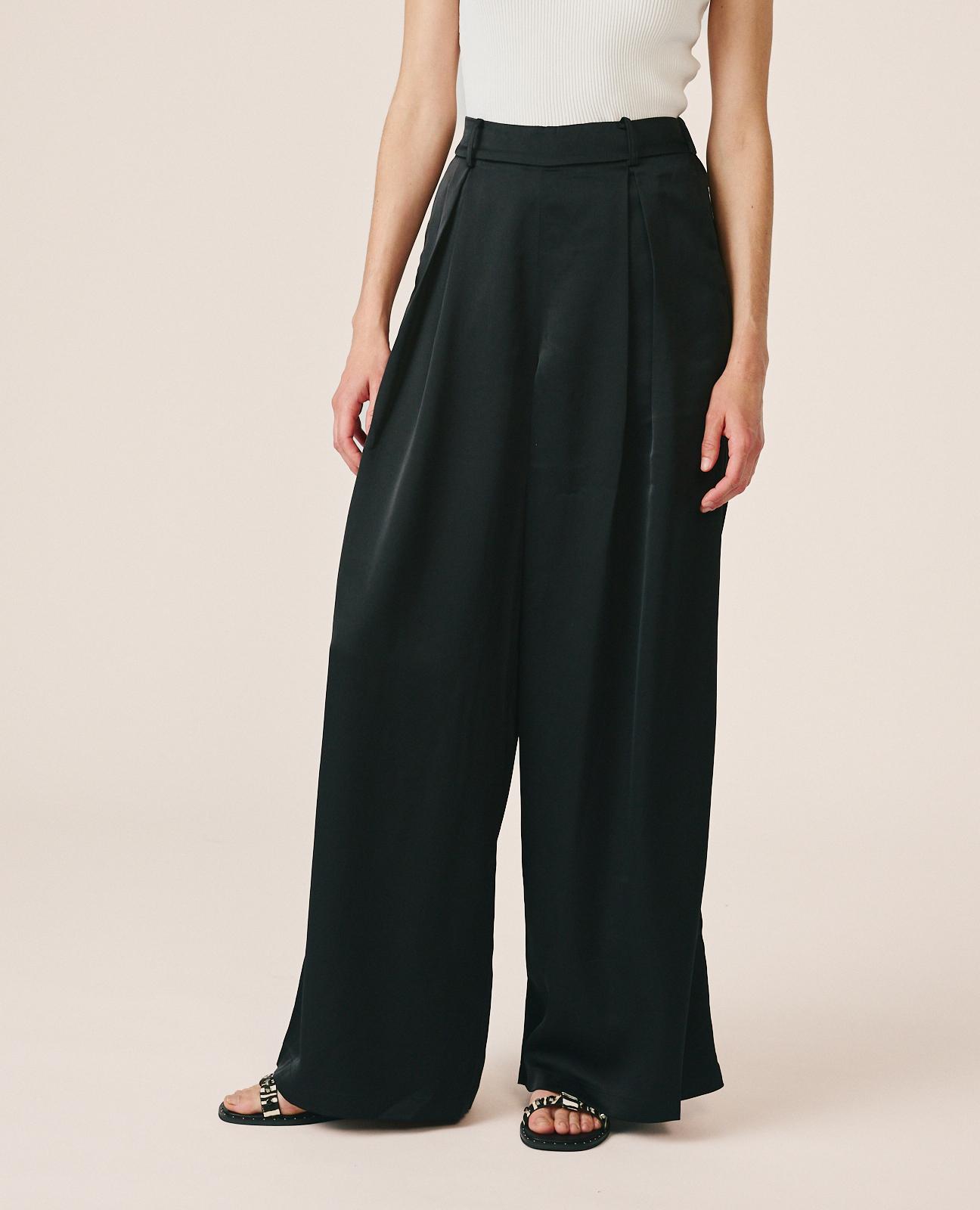 Calças Largas Wide Leg com Pregas de Cintura Subida Preto-2