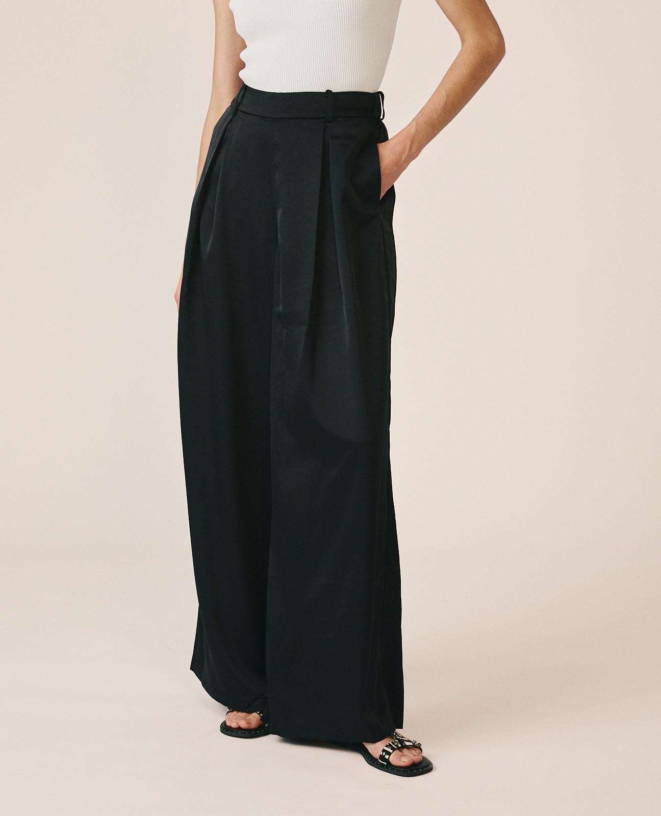 Calças Largas Wide Leg com Pregas de Cintura Subida Preto-3