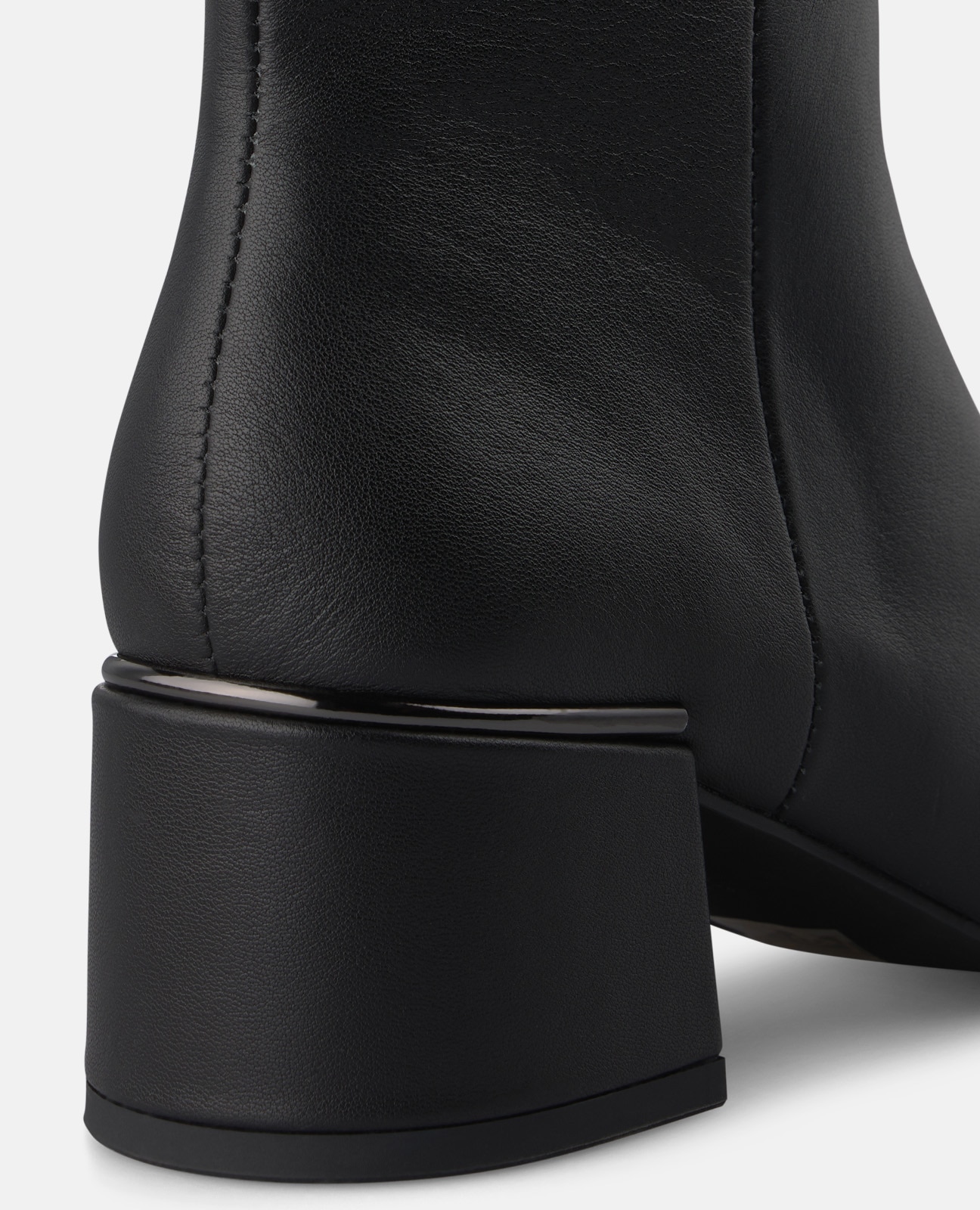 Botas Básicas em Napa com Cano Alto e Fecho Zip Preto-4