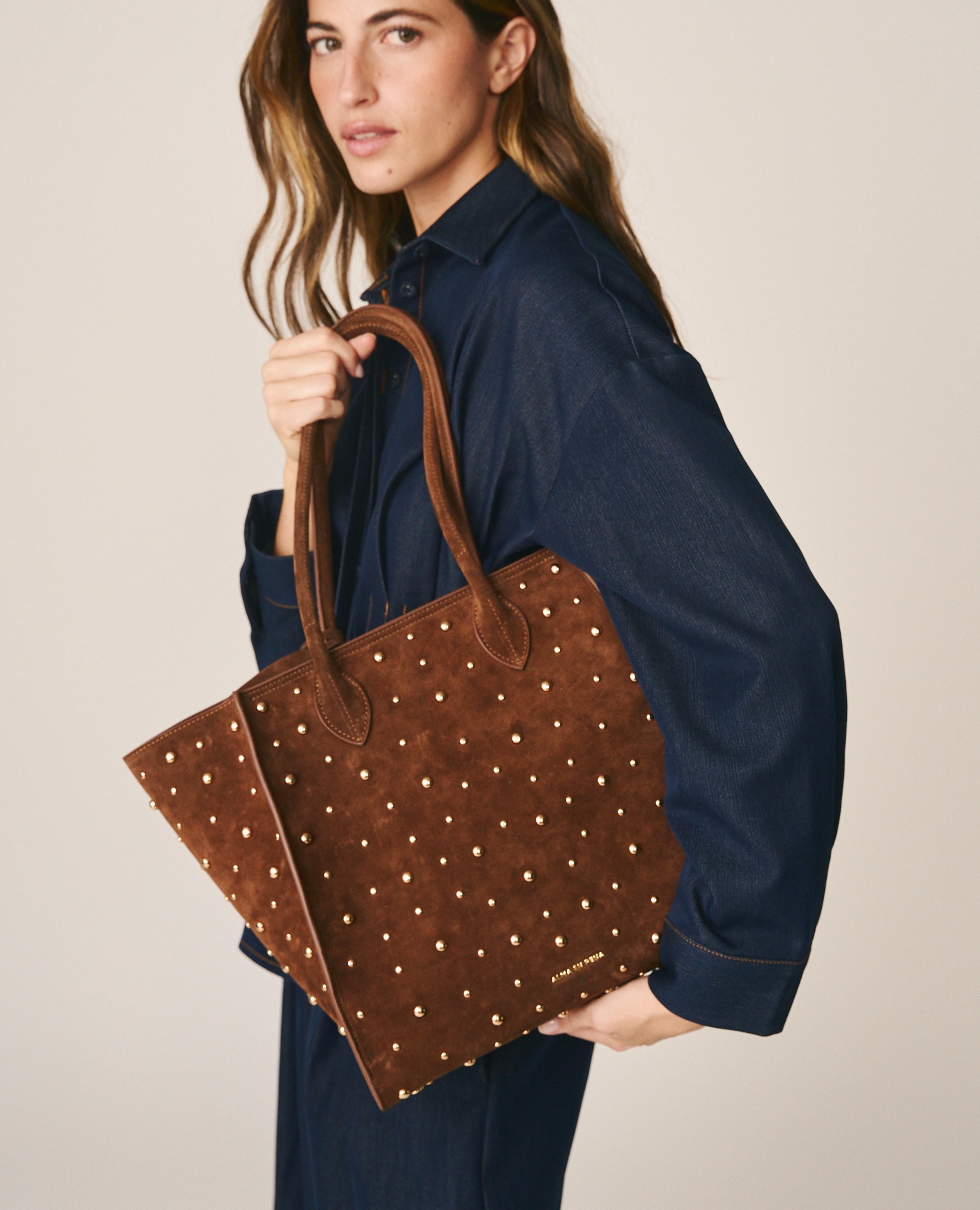 Mala Tote de Pele Camurça com Tachas Metálicas Camel-2