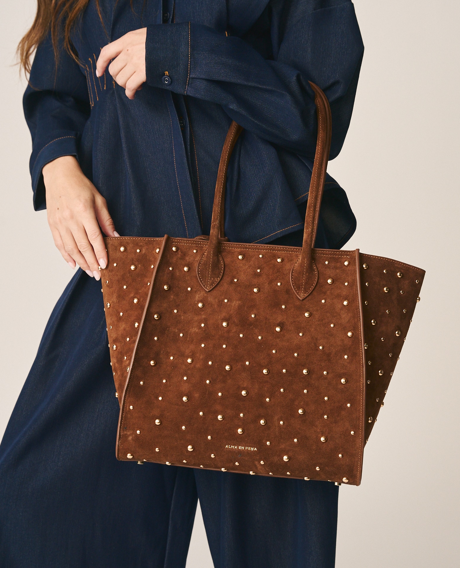 Mala Tote de Pele Camurça com Tachas Metálicas Camel-3