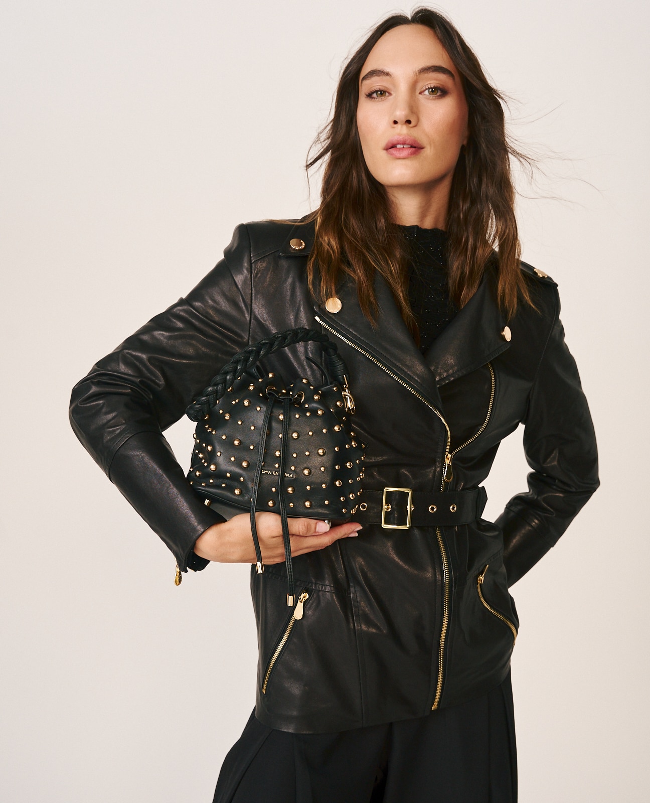 Mala Bombonera de Napa com Tachas Metálicas Preto-3