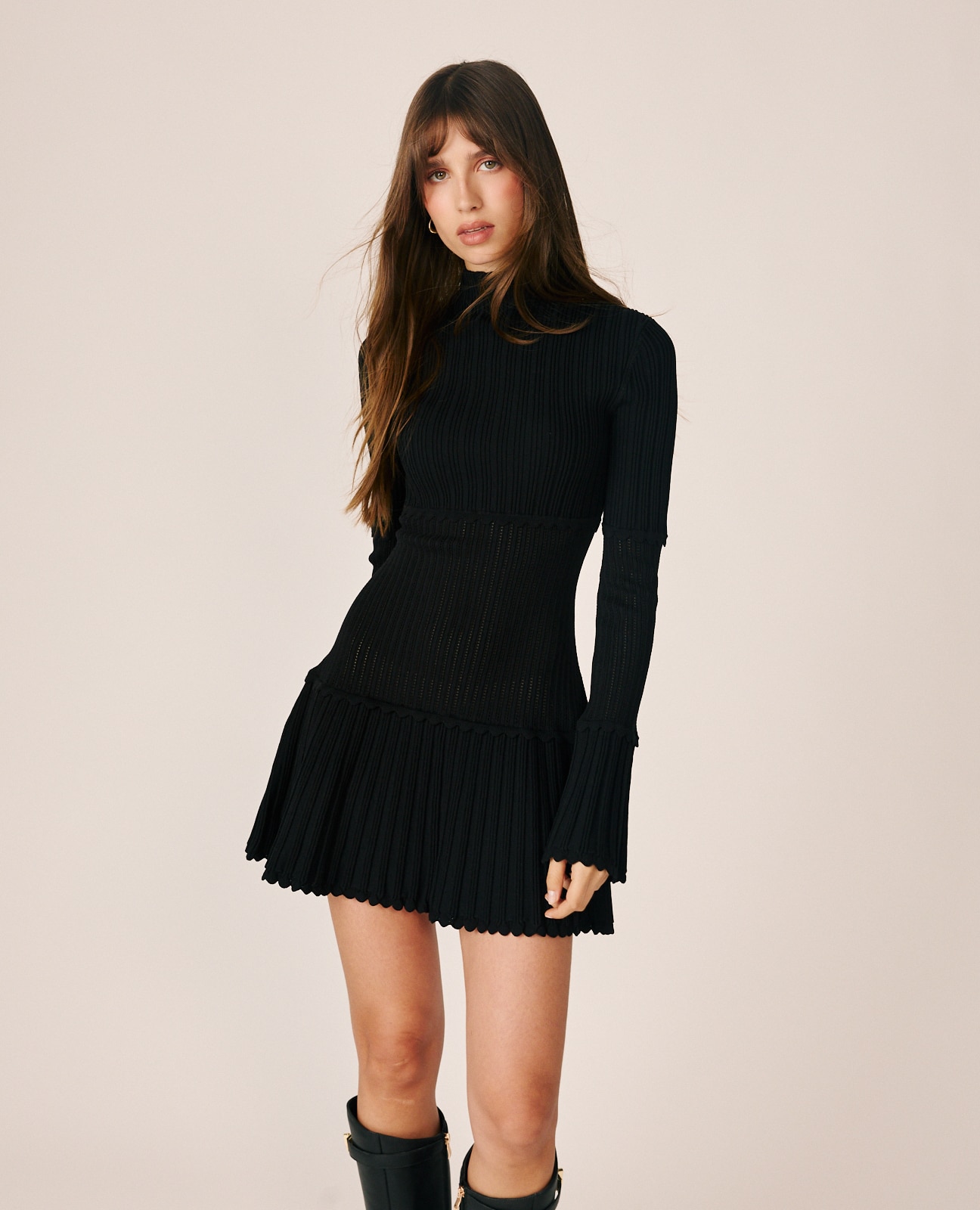 Vestido Curto Canelado com Gola Perkins Preto-3