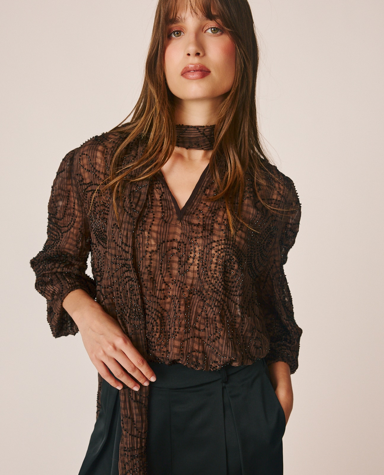 Imagem 0 de Blusa com Detalhes Pedraria e Laçada na Gola