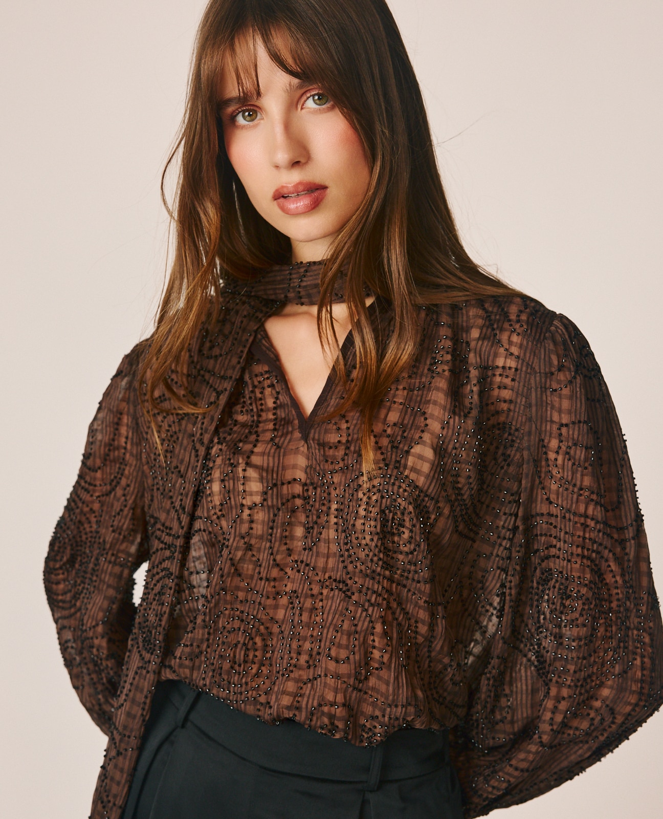 Blusa com Detalhes Pedraria e Laçada na Gola Castanho-3