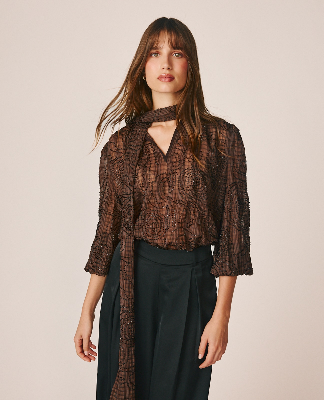 Blusa com Detalhes Pedraria e Laçada na Gola Castanho-4
