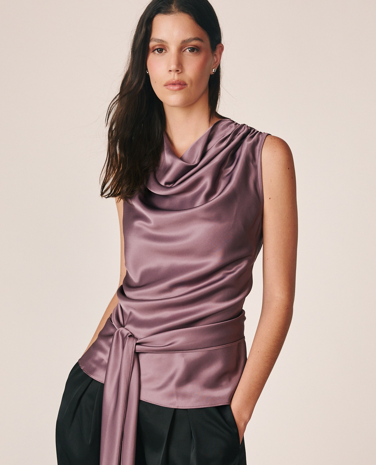 Imagem 0 de Blusa Acetinada com Laçada na Cintura