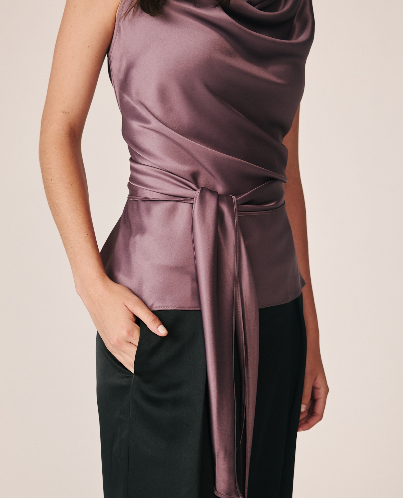 Blusa Acetinada com Laçada na Cintura Malva-4