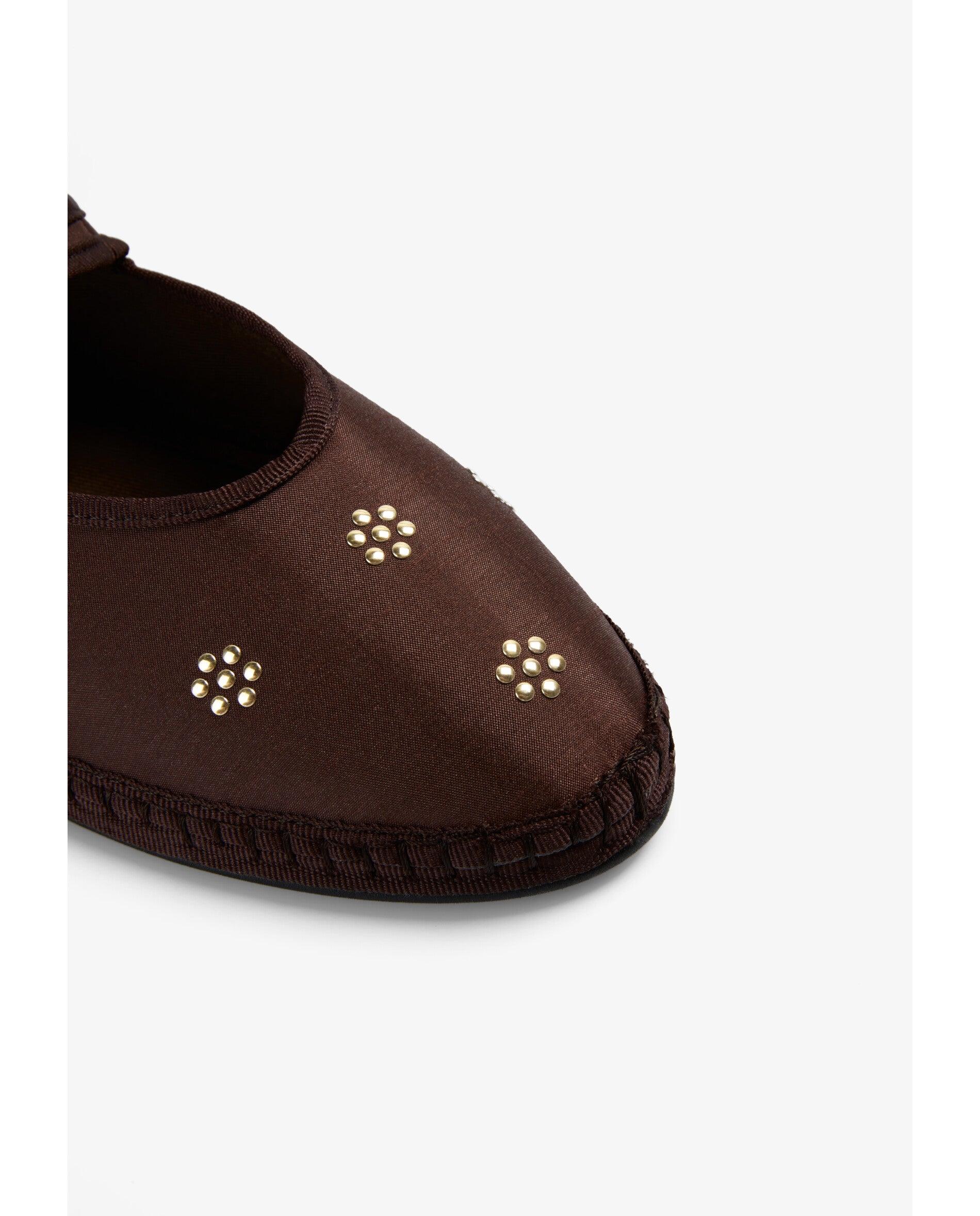 Sapatos de Presilha Rasos em Tecido Acetinado com Detalhe de Tachas Castanho-5