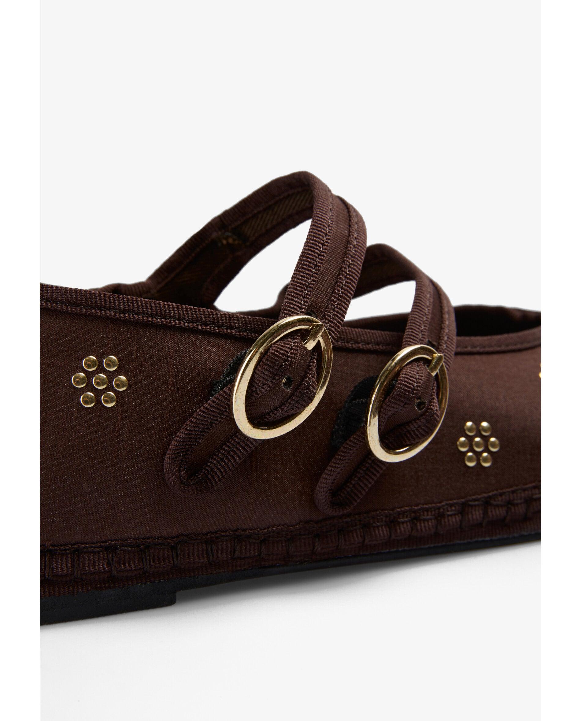 Sapatos de Presilha Rasos em Tecido Acetinado com Detalhe de Tachas Castanho-7