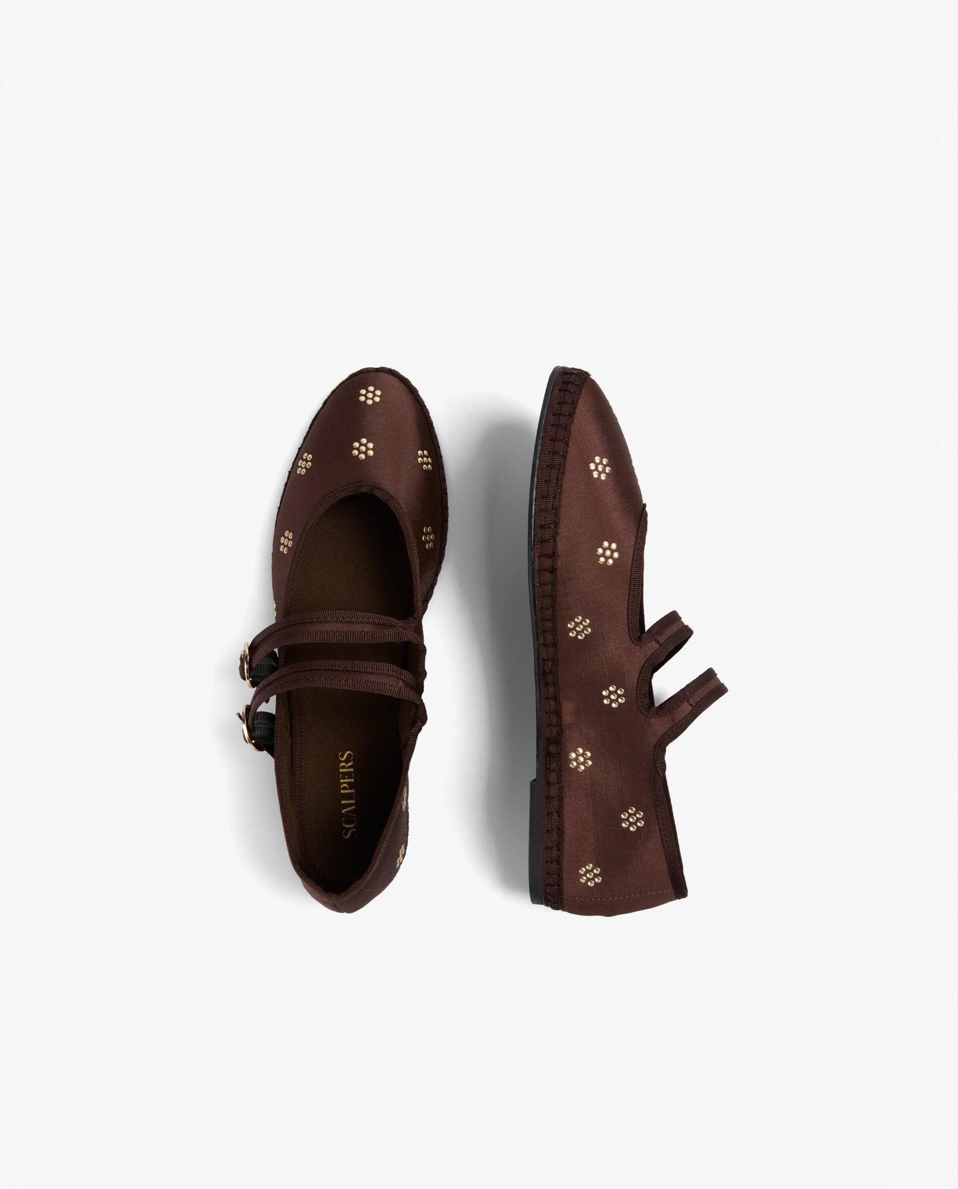 Sapatos de Presilha Rasos em Tecido Acetinado com Detalhe de Tachas Castanho-8