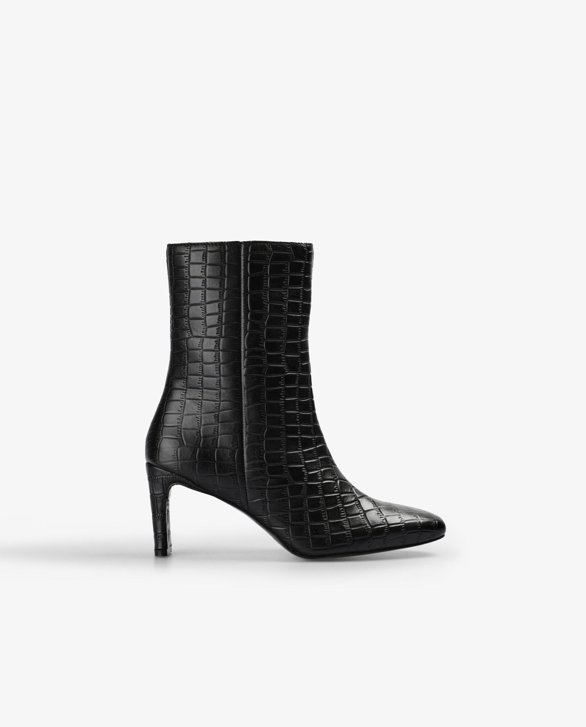Imagem 0 de Botins Básicos de Pele com Biqueira Afiada e Fecho Zip