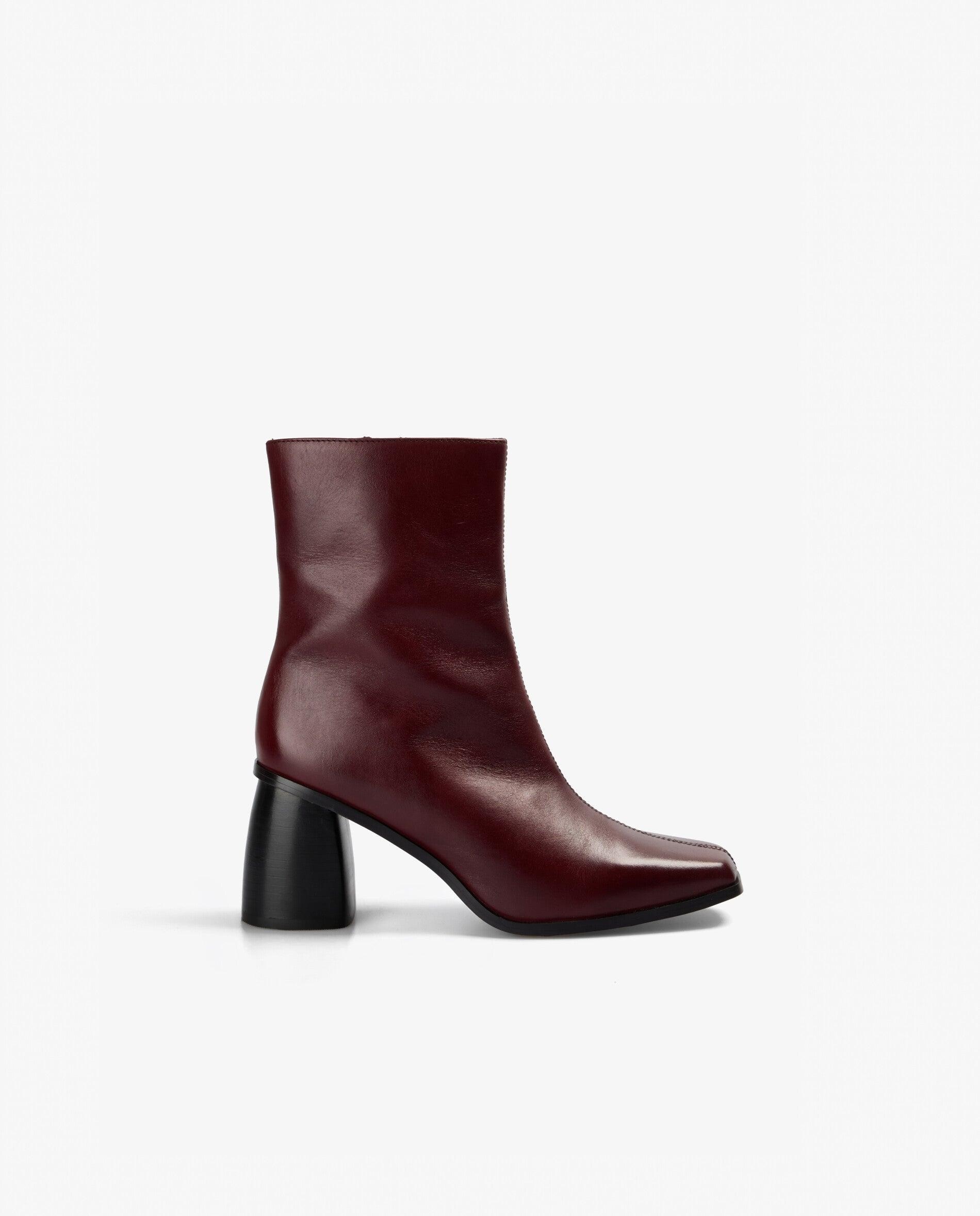 Imagem 0 de Botas Básicas de Pele com Biqueira Quadrada