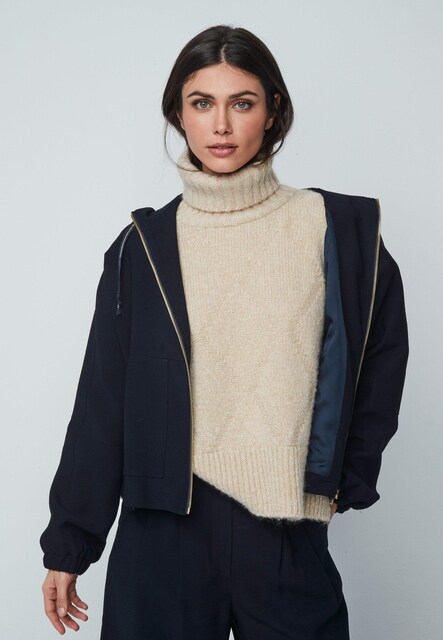 Imagem 0 de Blusão Acolchoado Curto com Gola Alta e Bolsos Laterais