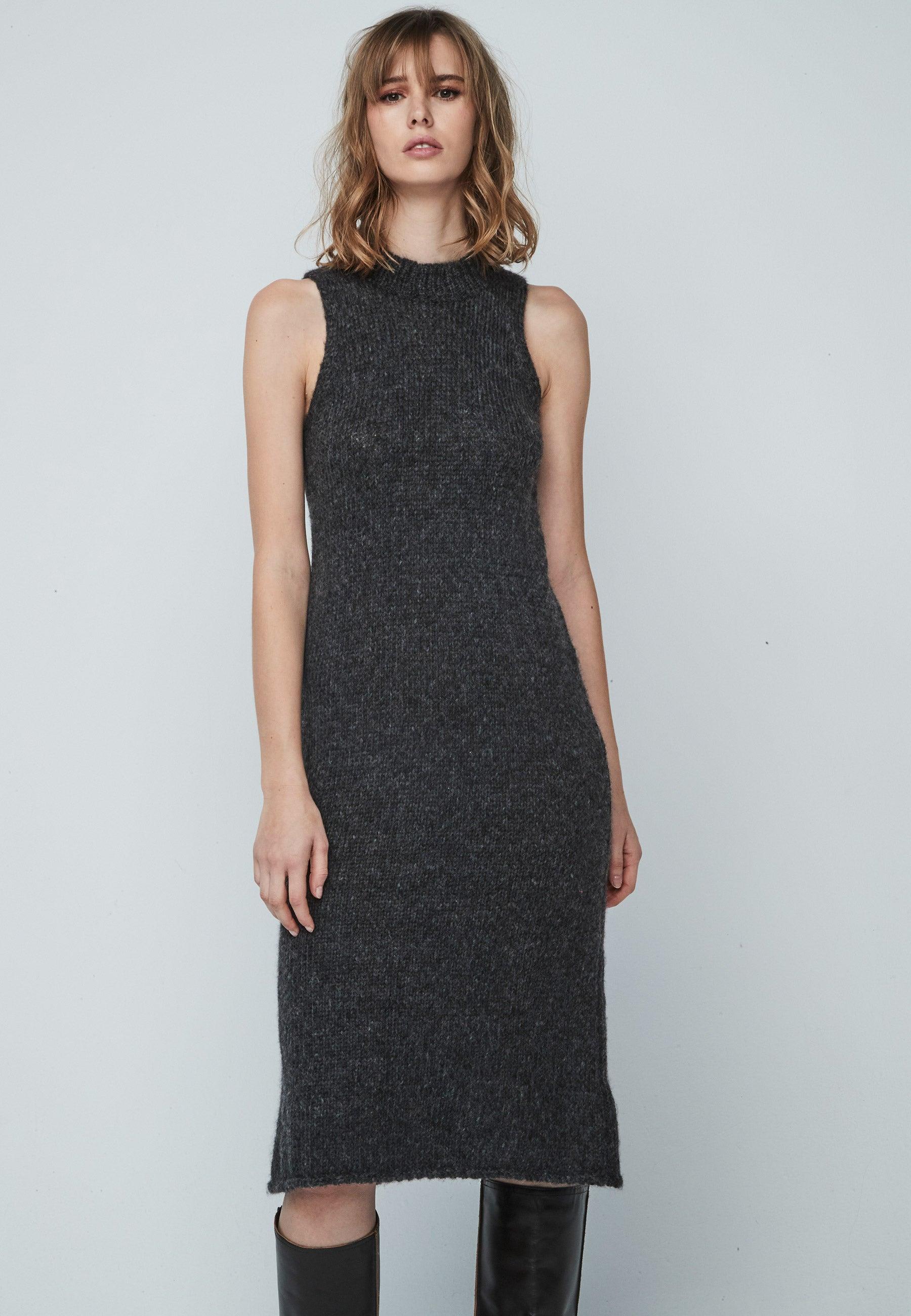 Imagem 0 de Vestido de Malha sem Mangas e Gola Alta com Corte Justo