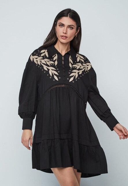 Imagem 0 de Vestido Curto com Bordados e Detalhes Perfurados