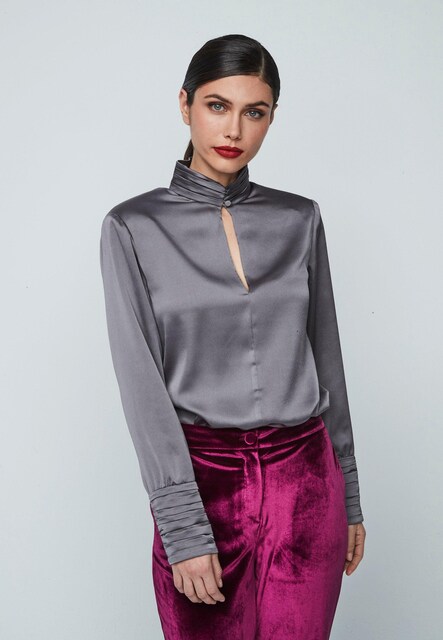 Imagem 0 de Blusa Acetinada com Gola À Padre Plissada e Abertura Frontal