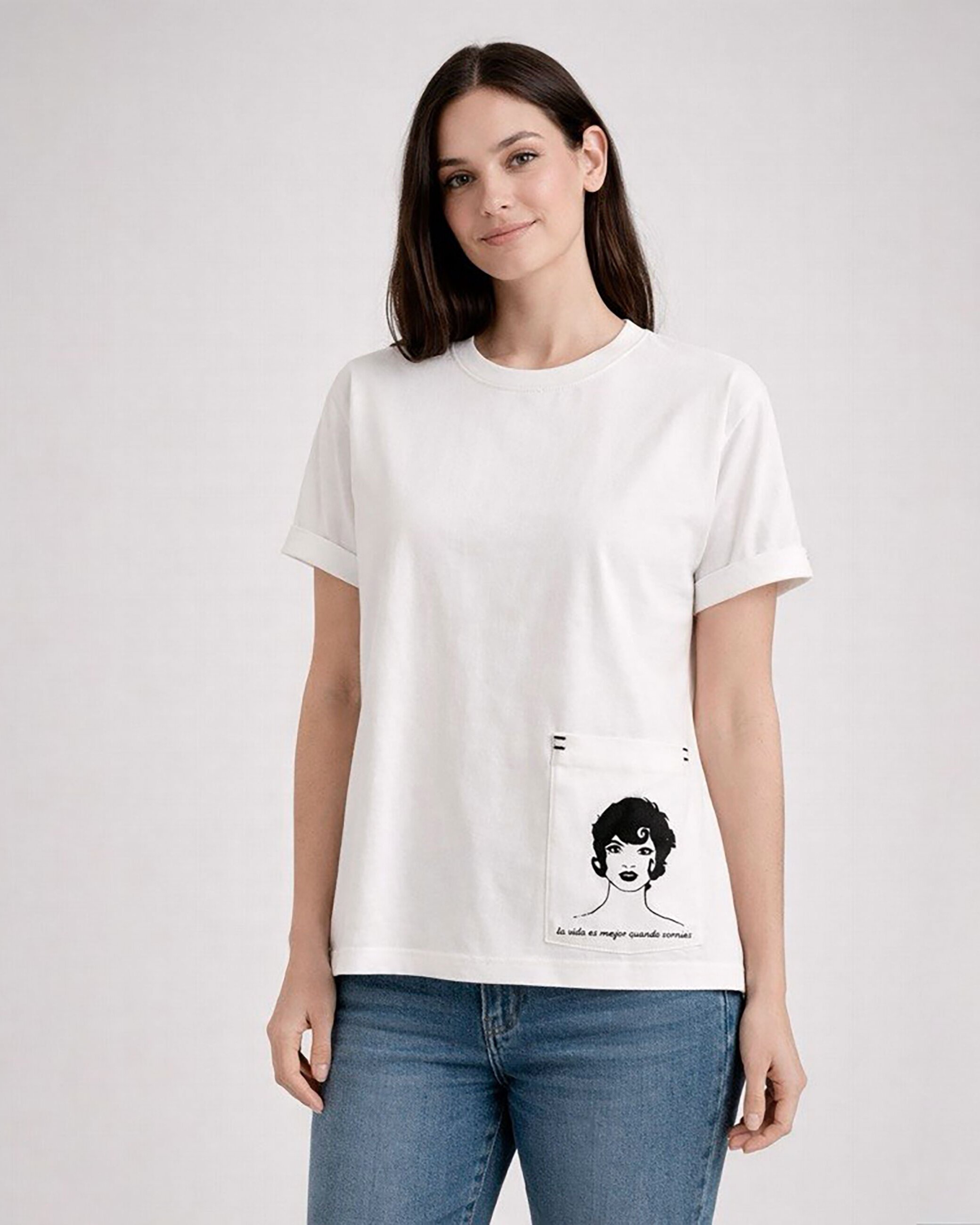 Imagem 0 de T-shirt de Manga Curta com Bolso e Desenho Lola