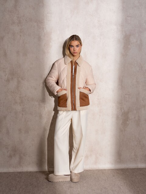 Imagem 0 de Casaco alcochoado com pormenores de efeito camurça