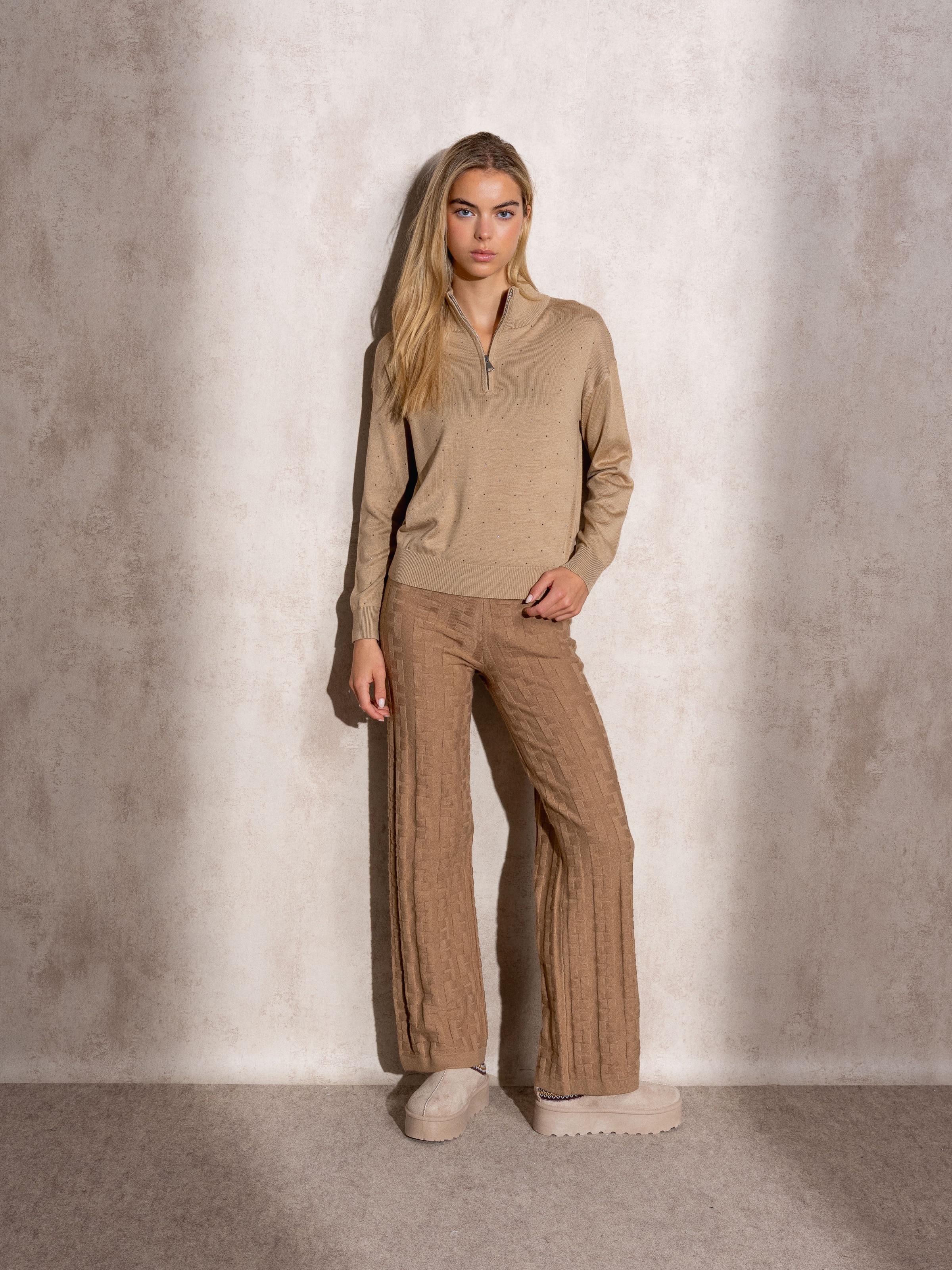 Polo de malha com fecho e aplicações brilhantes Bege-2