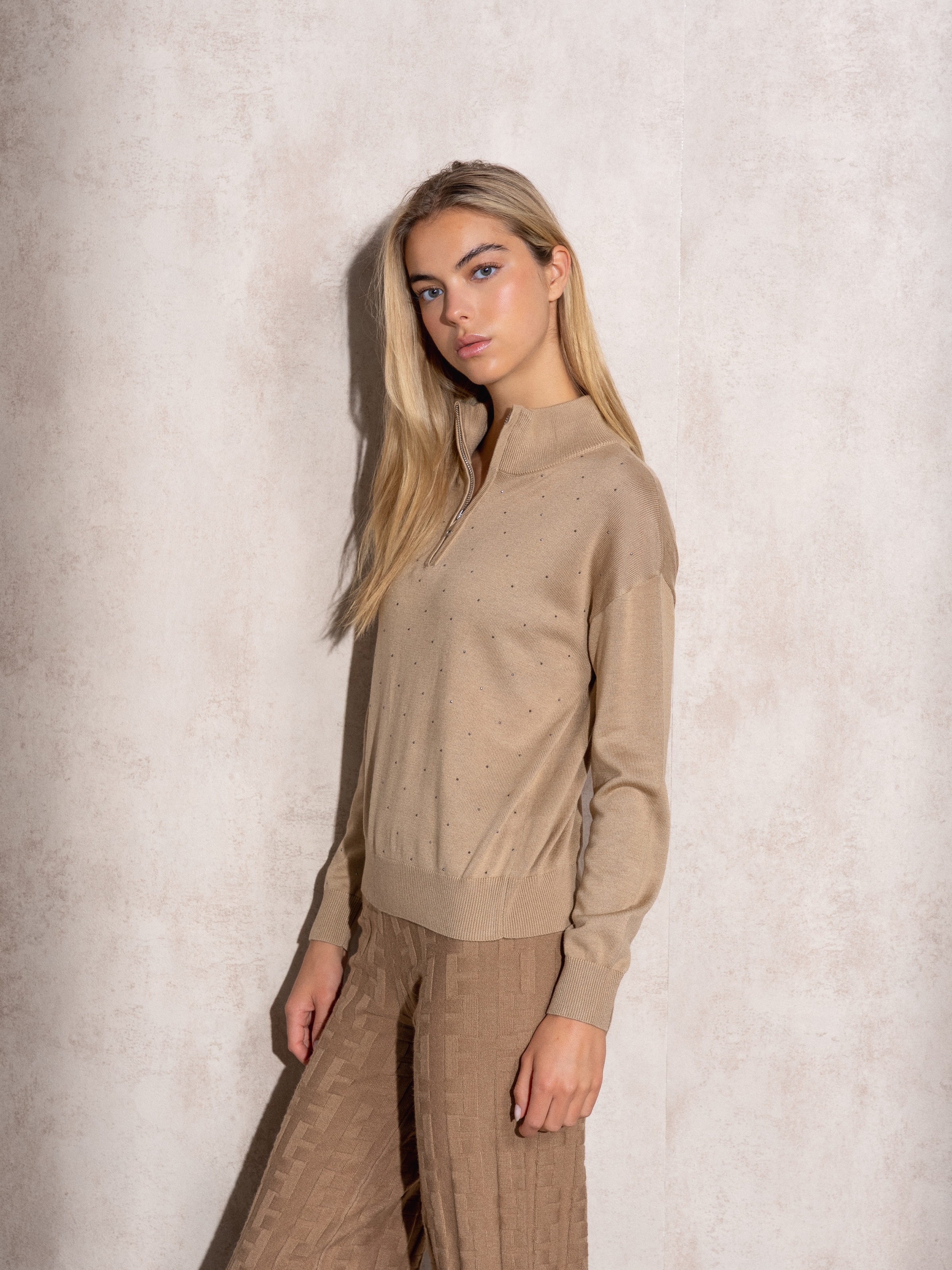 Polo de malha com fecho e aplicações brilhantes Bege-4