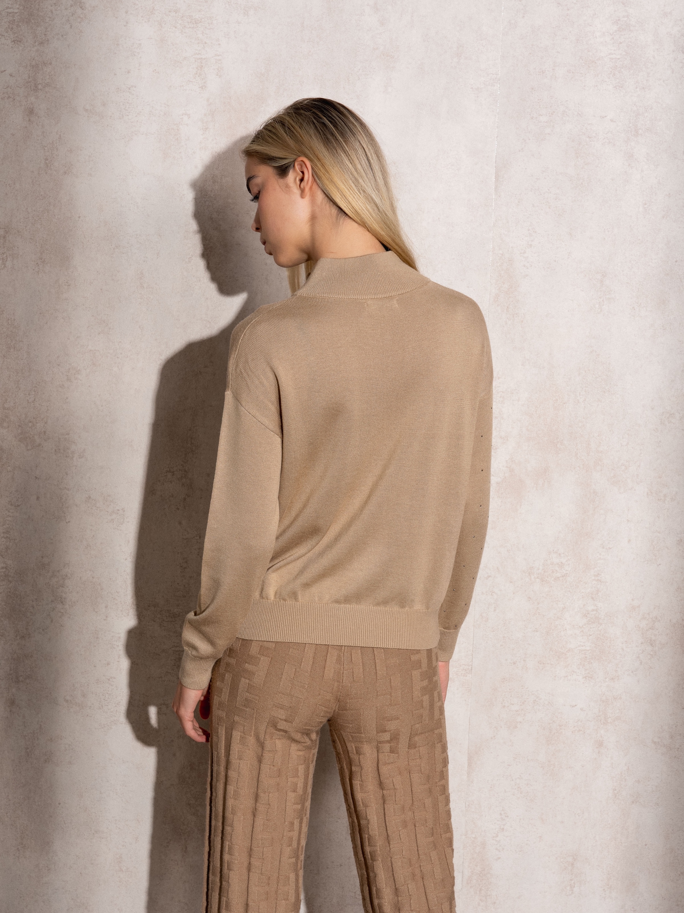 Polo de malha com fecho e aplicações brilhantes Bege-5